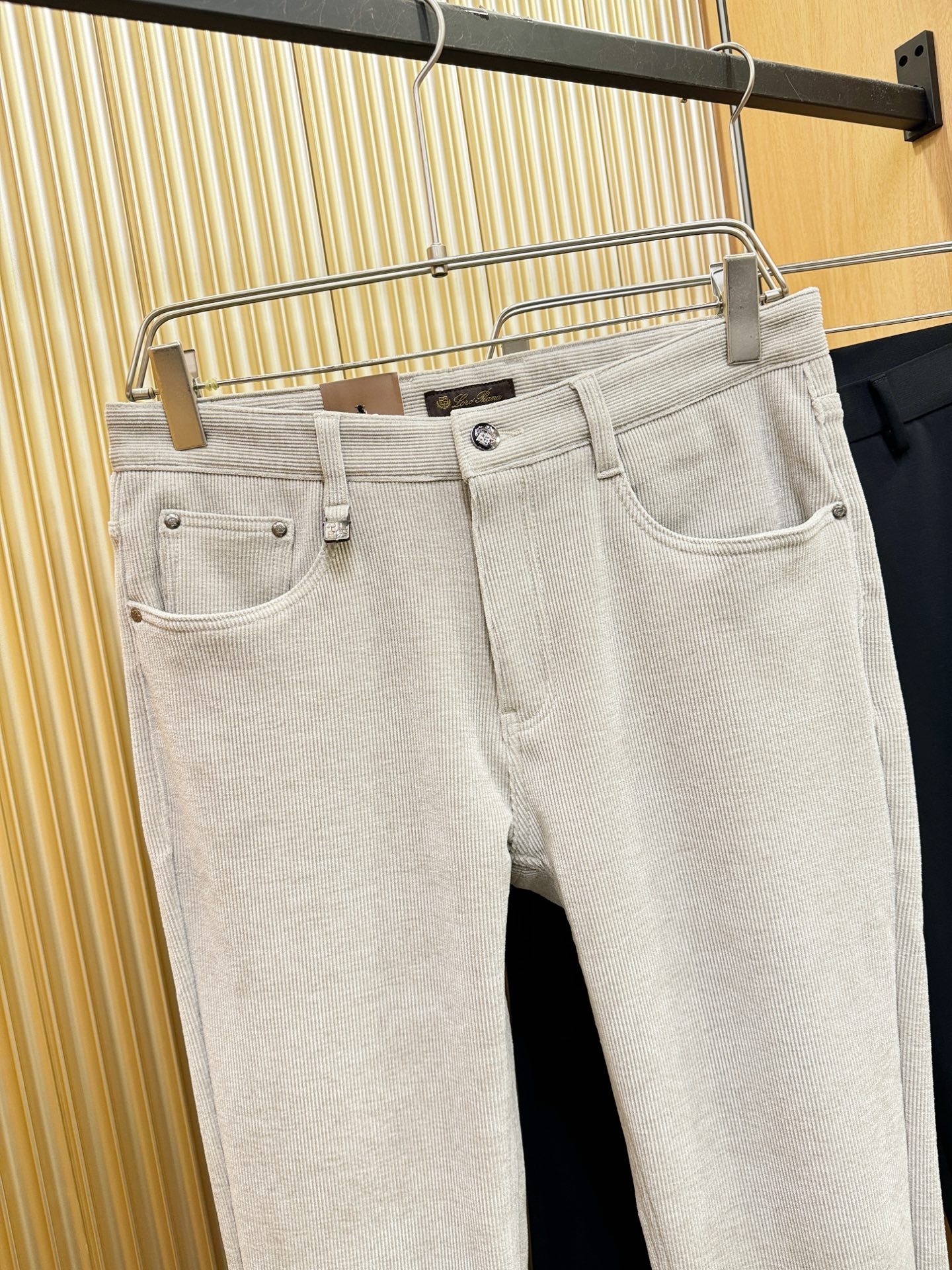 Loro Piana诺悠翩雅 2025秋冬超火爆休闲裤，灯芯绒面料，柔软舒适有质感，原版五金配件，非常炫