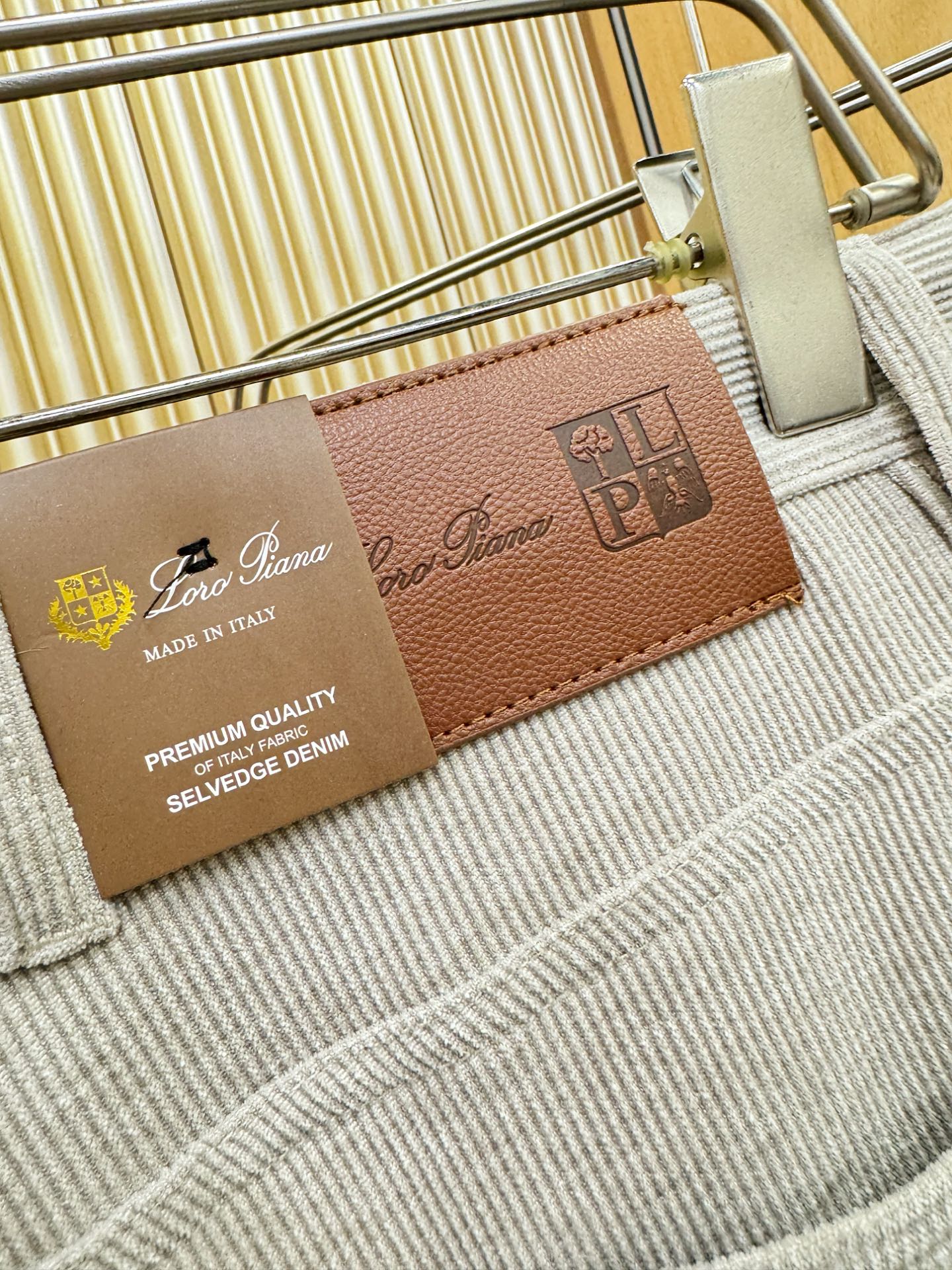 Loro Piana诺悠翩雅 2025秋冬超火爆休闲裤，灯芯绒面料，柔软舒适有质感，原版五金配件，非常炫