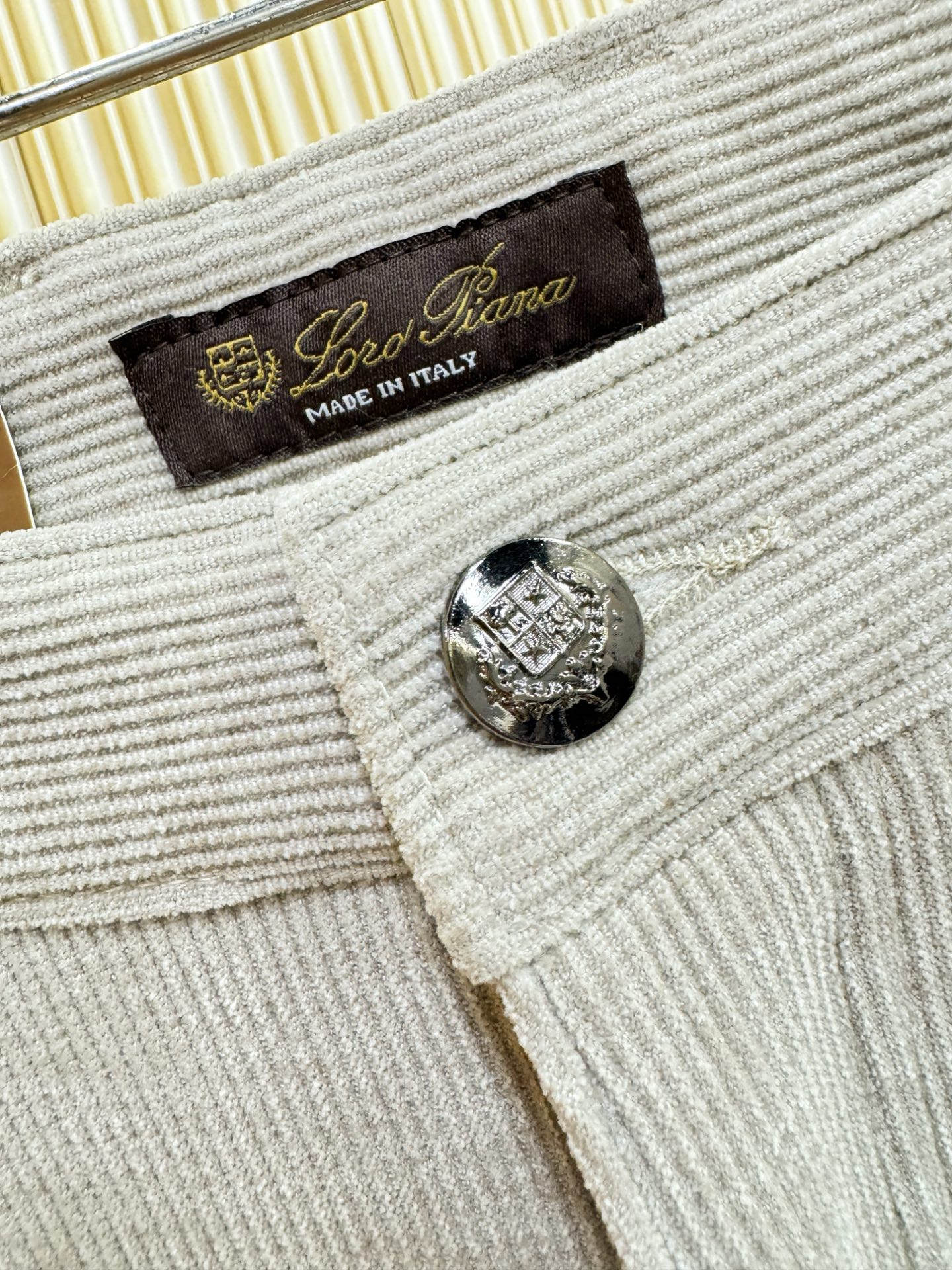 Loro Piana诺悠翩雅 2025秋冬超火爆休闲裤，灯芯绒面料，柔软舒适有质感，原版五金配件，非常炫
