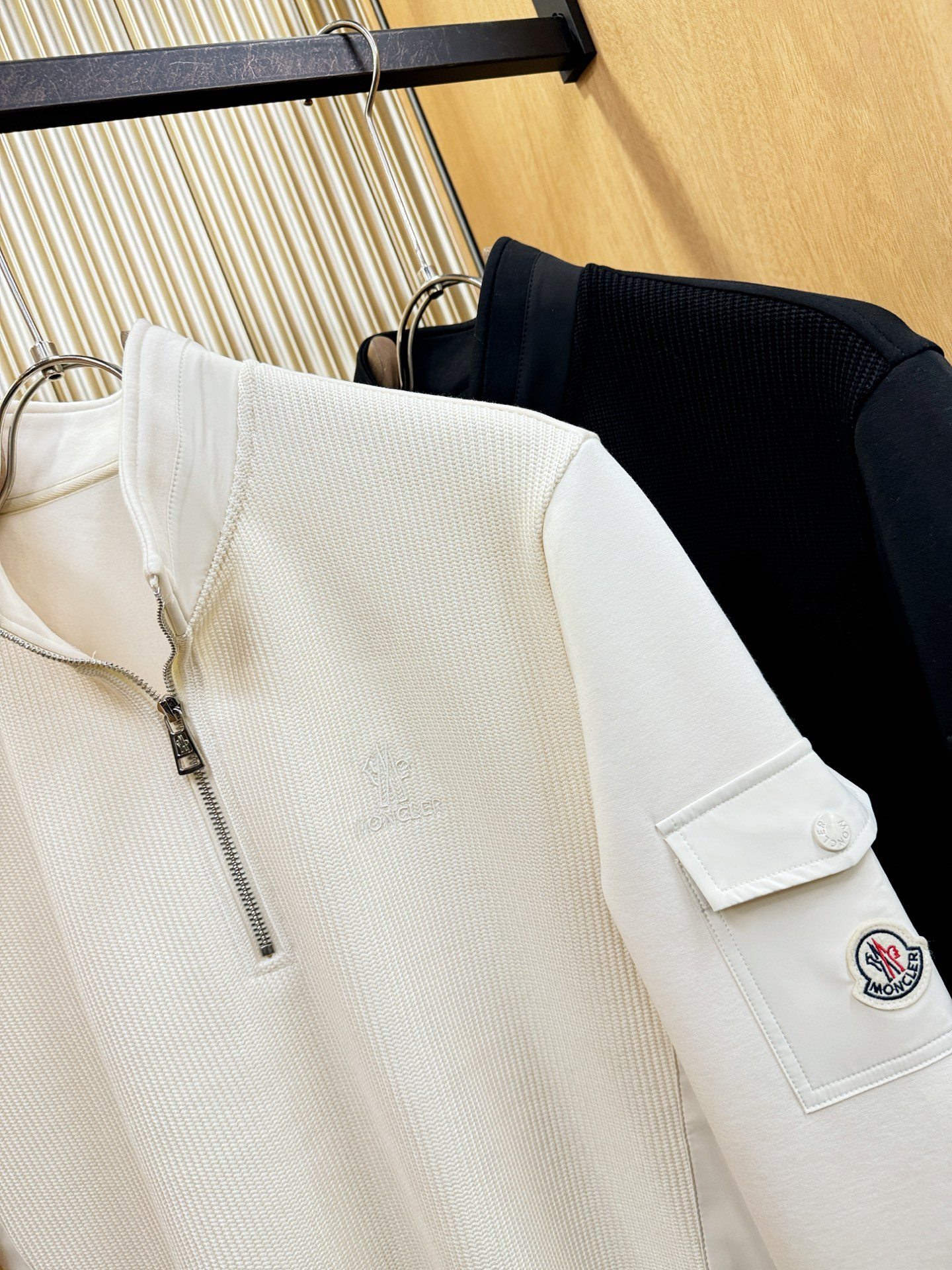 Moncler蒙口 2025ss秋冬新品 抓绒长袖卫衣，经典Logo设计，百搭款 官网同步发售 定制面料