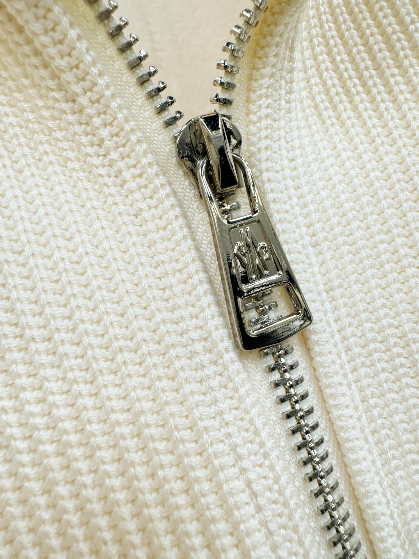 Moncler蒙口 2025ss秋冬新品 抓绒长袖卫衣，经典Logo设计，百搭款 官网同步发售 定制面料