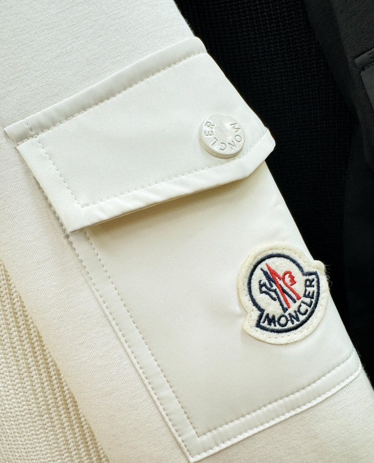 Moncler蒙口 2025ss秋冬新品 抓绒长袖卫衣，经典Logo设计，百搭款 官网同步发售 定制面料