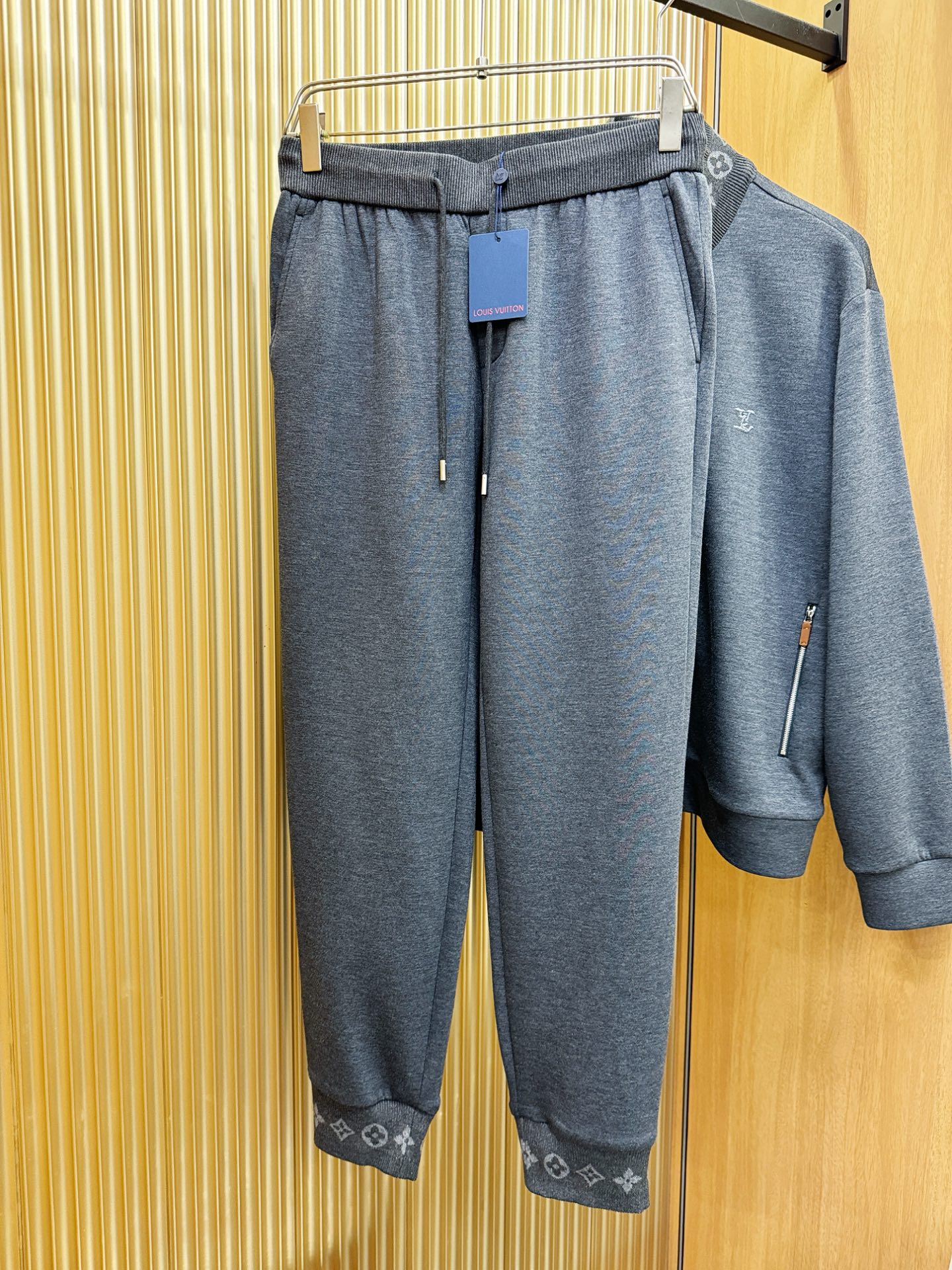 套装LV路易威登2025秋冬新款休闲套装，细节精致高级，高级感满满。定制高端面料，上身挺括有型，舒适不紧