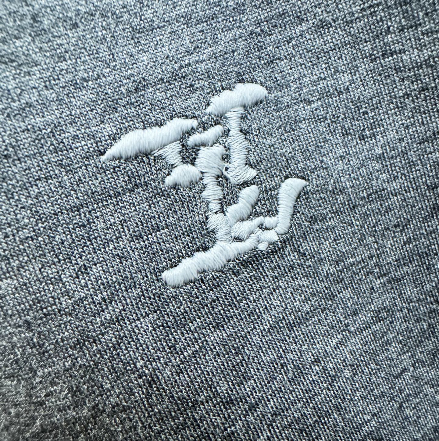 套装LV路易威登2025秋冬新款休闲套装，细节精致高级，高级感满满。定制高端面料，上身挺括有型，舒适不紧