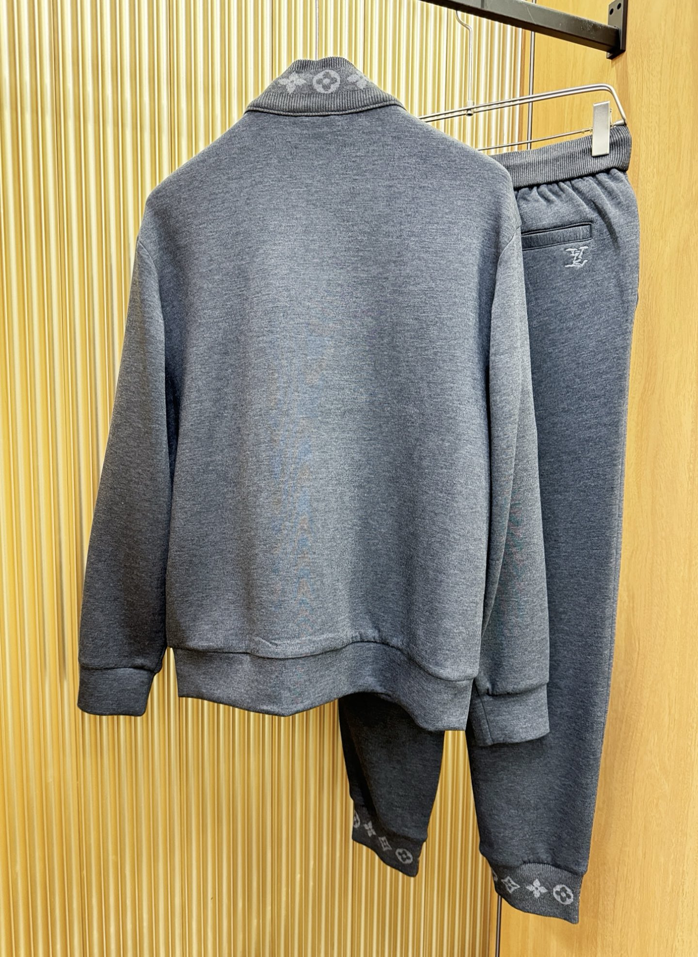 套装LV路易威登2025秋冬新款休闲套装，细节精致高级，高级感满满。定制高端面料，上身挺括有型，舒适不紧