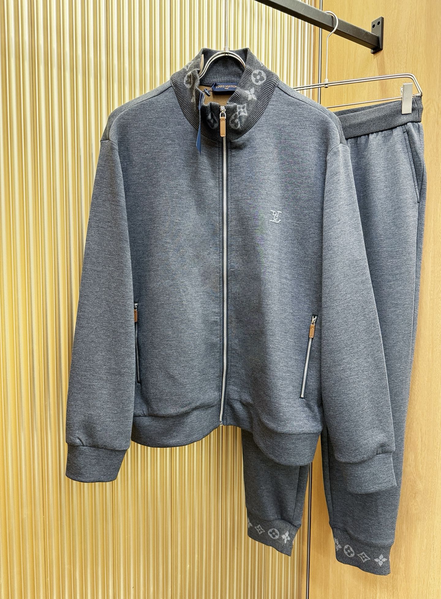 套装LV路易威登2025秋冬新款休闲套装，细节精致高级，高级感满满。定制高端面料，上身挺括有型，舒适不紧