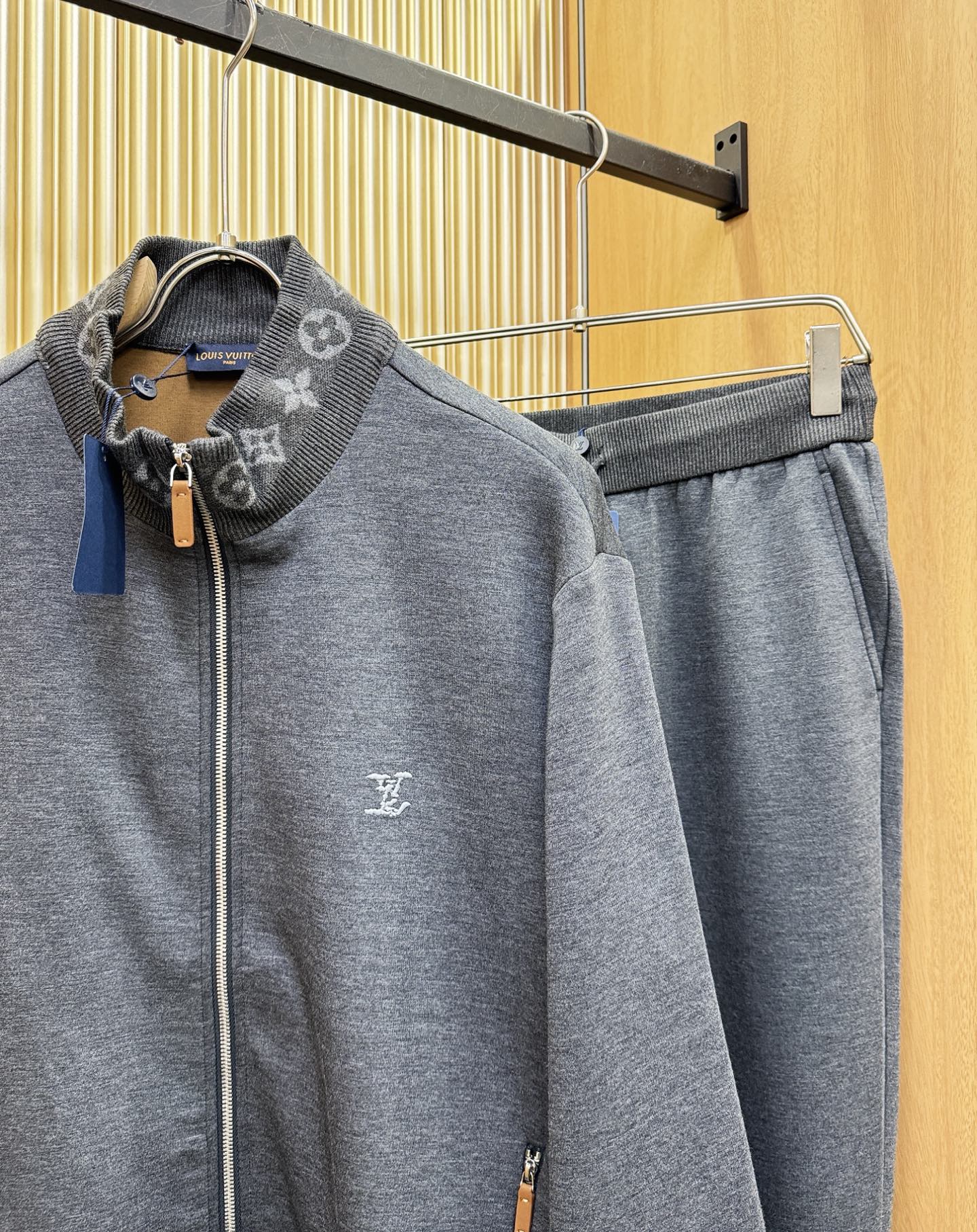 套装LV路易威登2025秋冬新款休闲套装，细节精致高级，高级感满满。定制高端面料，上身挺括有型，舒适不紧
