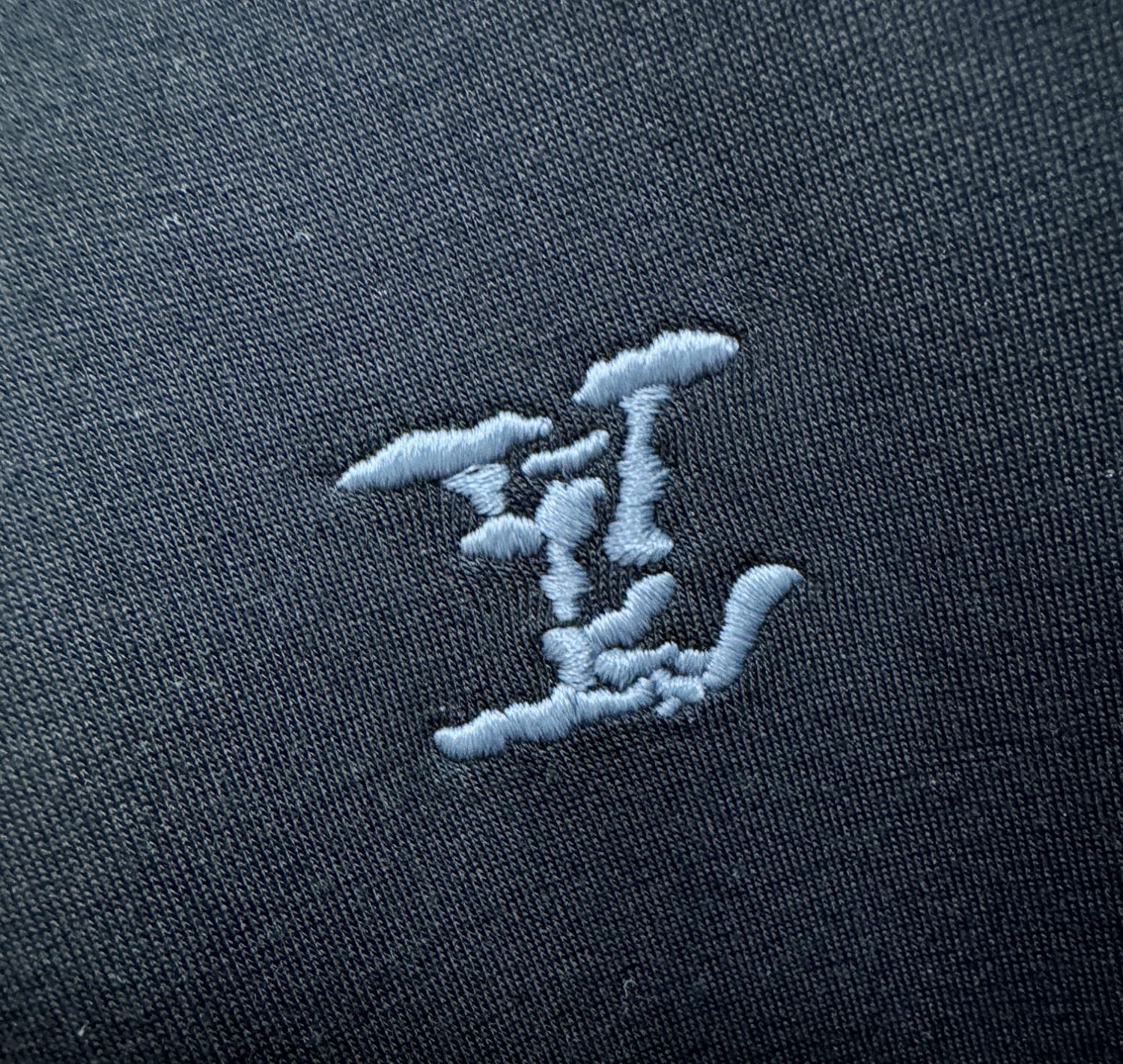 套装LV路易威登2025秋冬新款休闲套装，细节精致高级，高级感满满。定制高端面料，上身挺括有型，舒适不紧