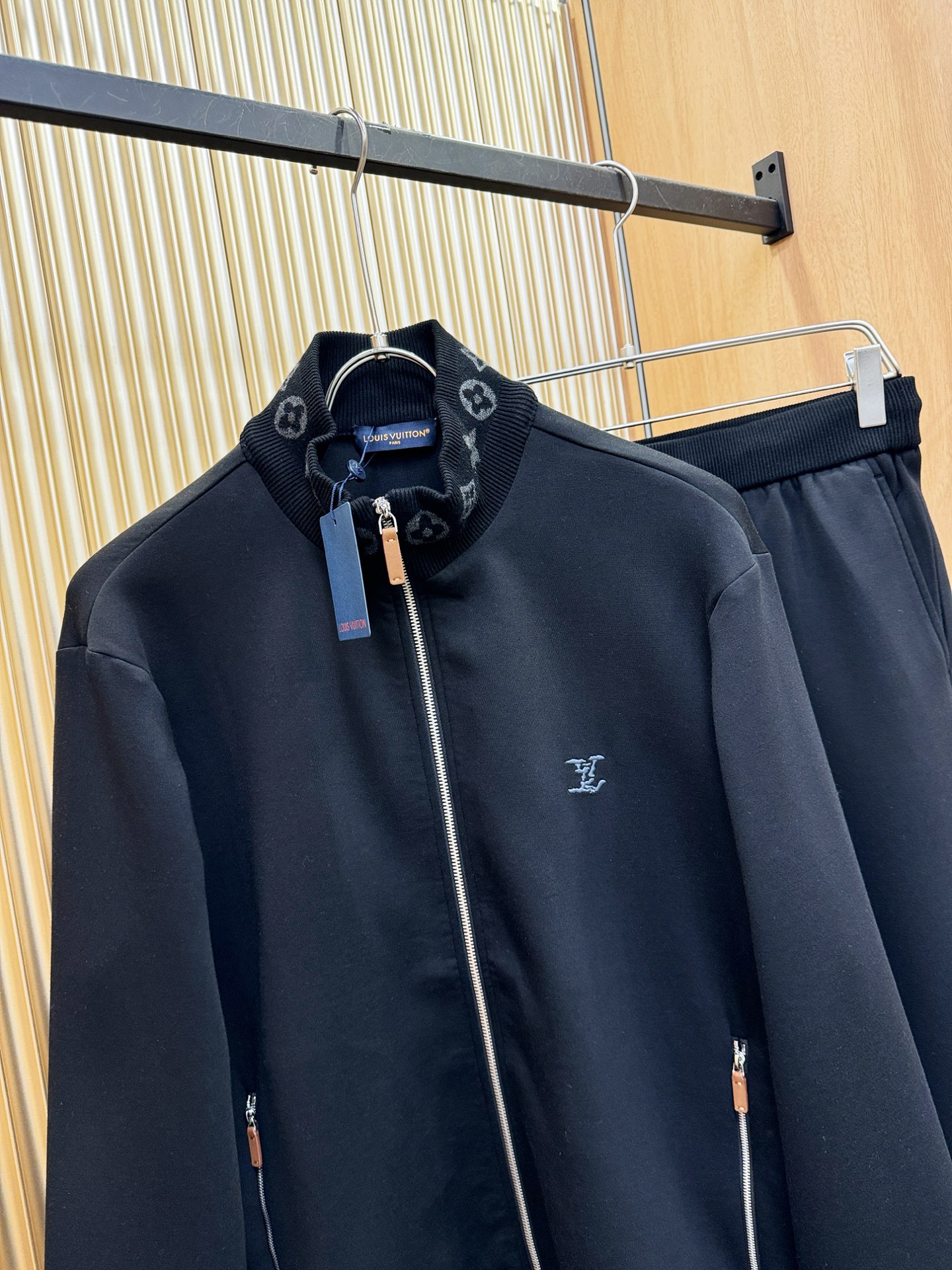套装LV路易威登2025秋冬新款休闲套装，细节精致高级，高级感满满。定制高端面料，上身挺括有型，舒适不紧