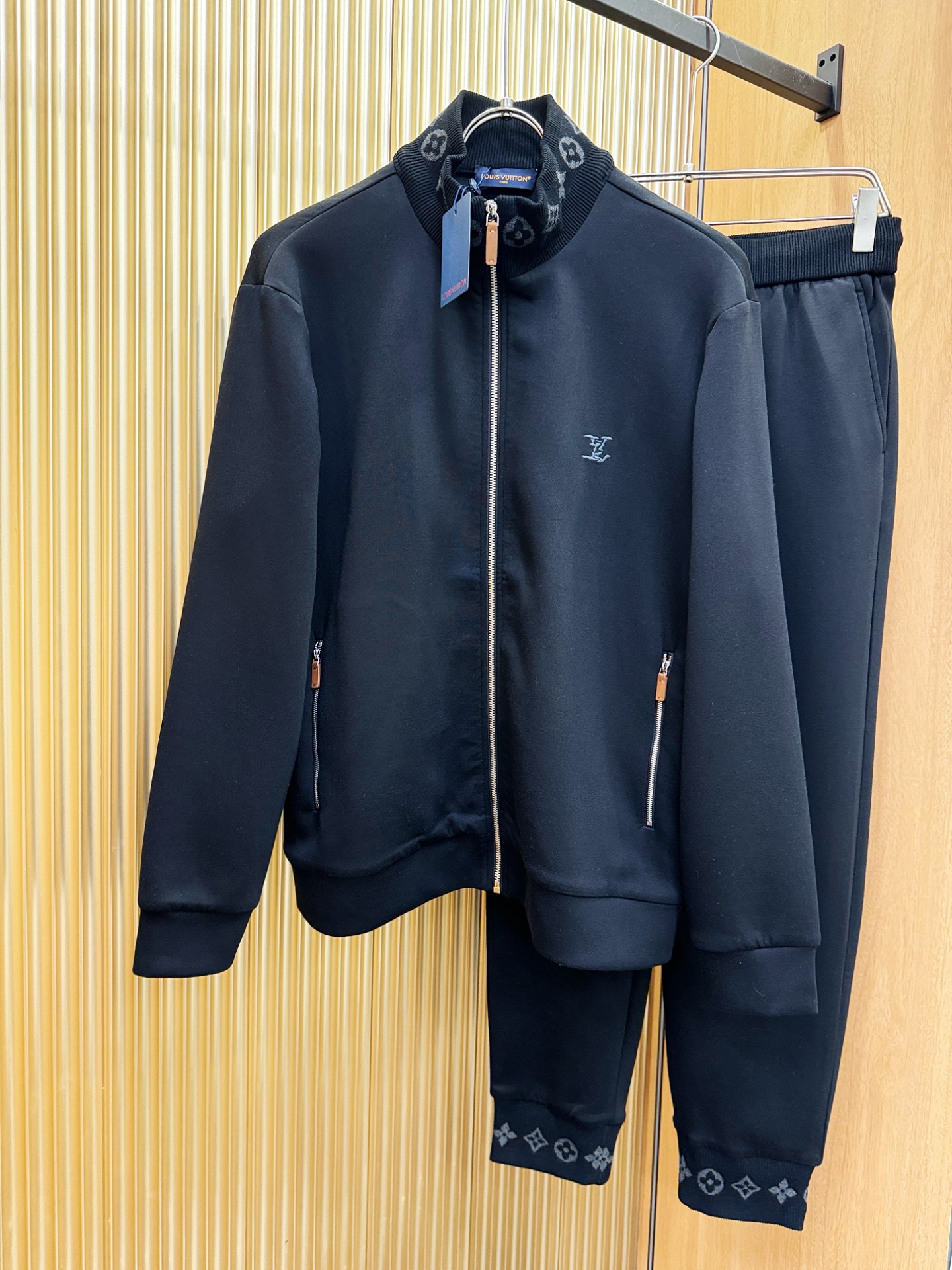 套装LV路易威登2025秋冬新款休闲套装，细节精致高级，高级感满满。定制高端面料，上身挺括有型，舒适不紧