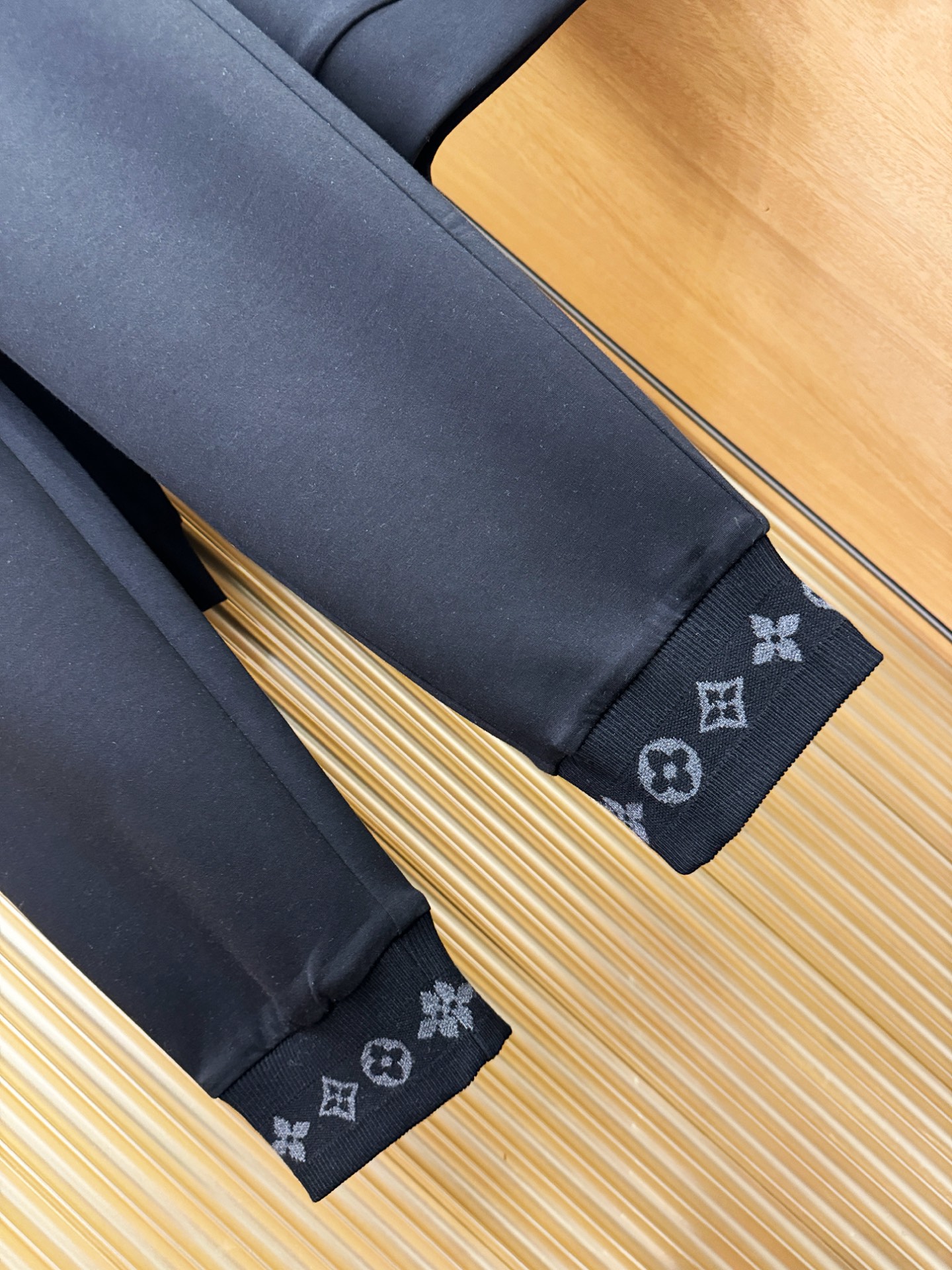 套装LV路易威登2025秋冬新款休闲套装，细节精致高级，高级感满满。定制高端面料，上身挺括有型，舒适不紧