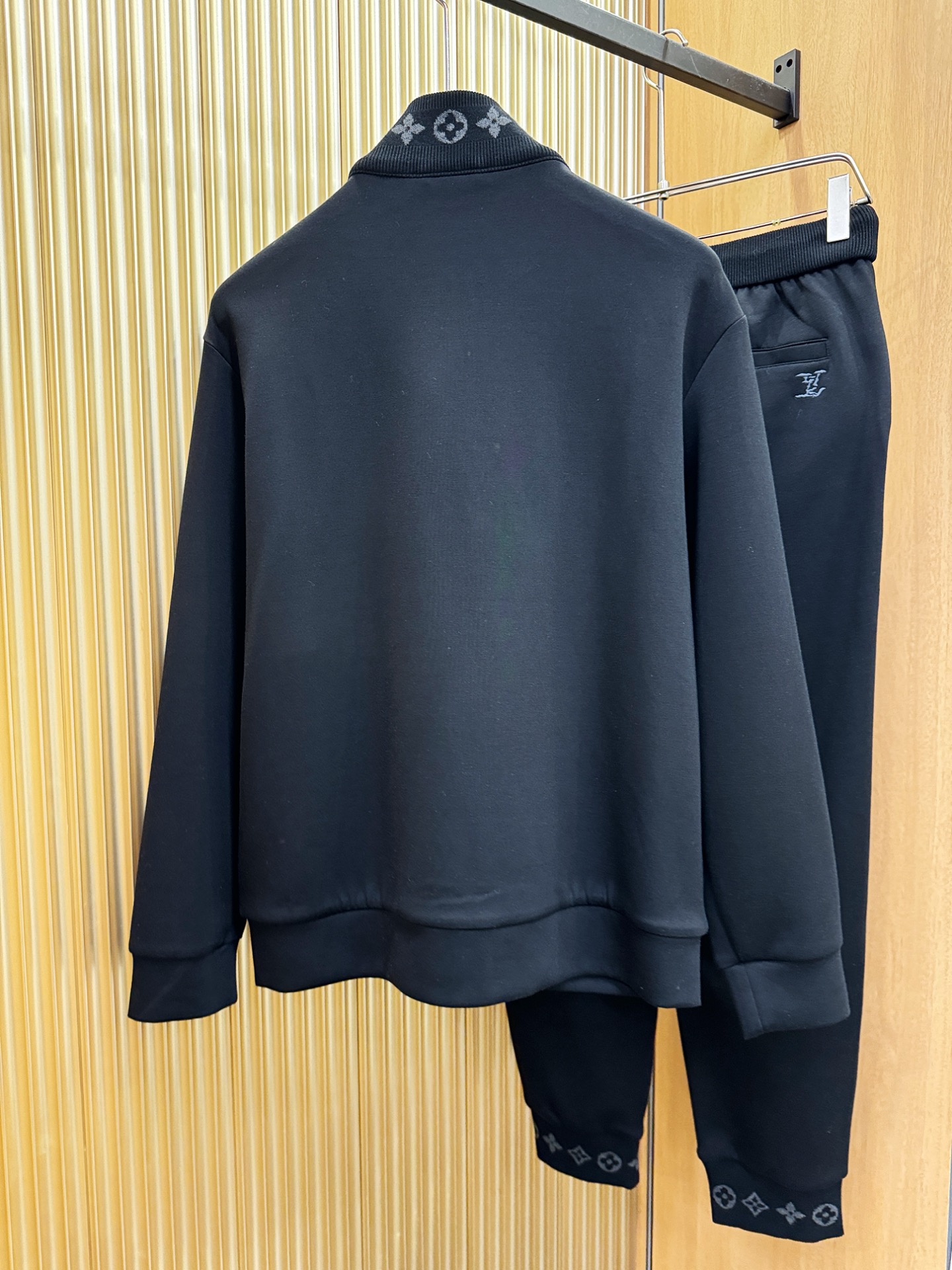 套装LV路易威登2025秋冬新款休闲套装，细节精致高级，高级感满满。定制高端面料，上身挺括有型，舒适不紧