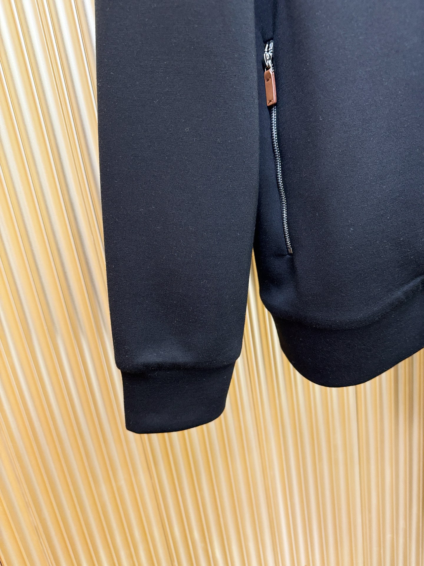 套装LV路易威登2025秋冬新款休闲套装，细节精致高级，高级感满满。定制高端面料，上身挺括有型，舒适不紧