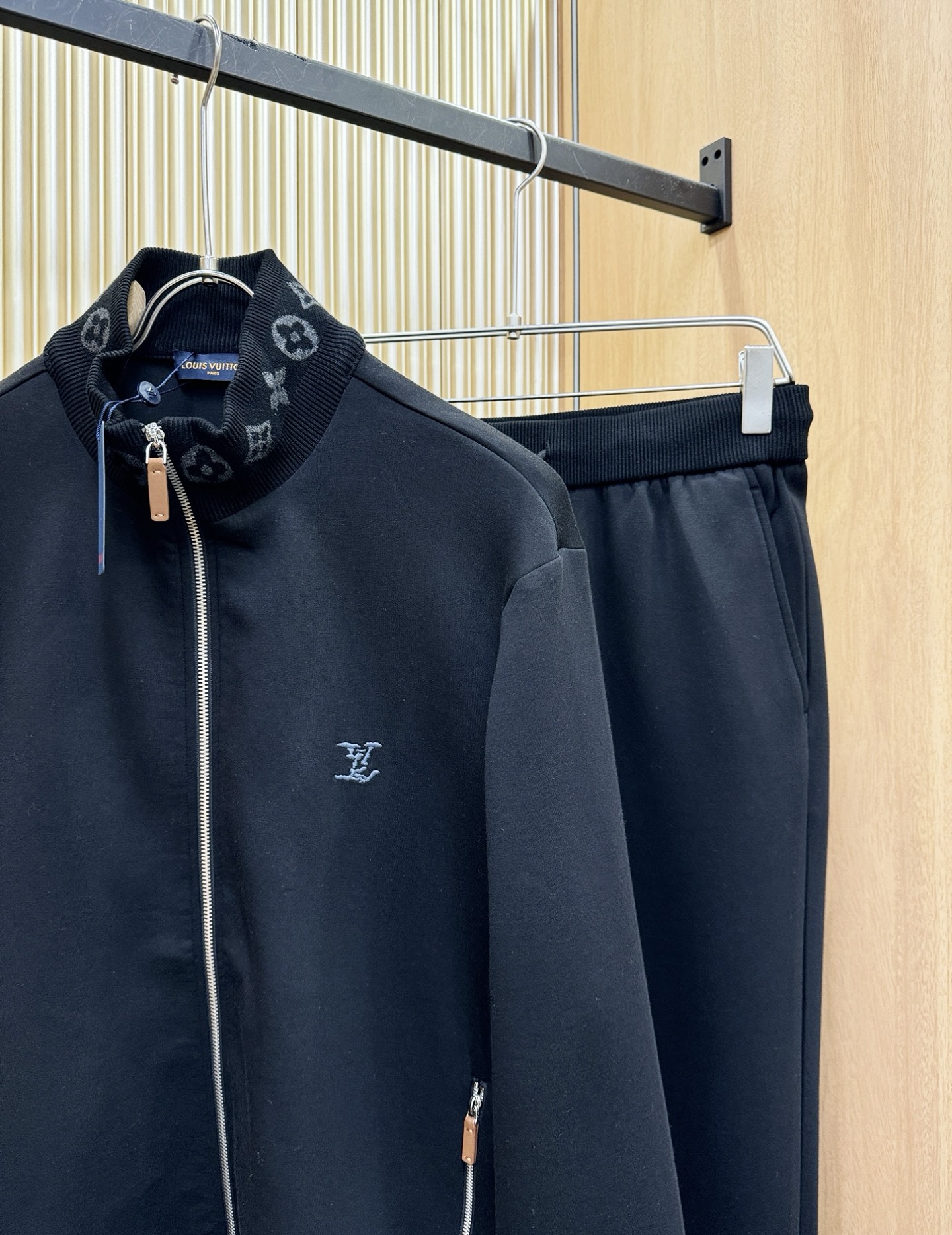 套装LV路易威登2025秋冬新款休闲套装，细节精致高级，高级感满满。定制高端面料，上身挺括有型，舒适不紧