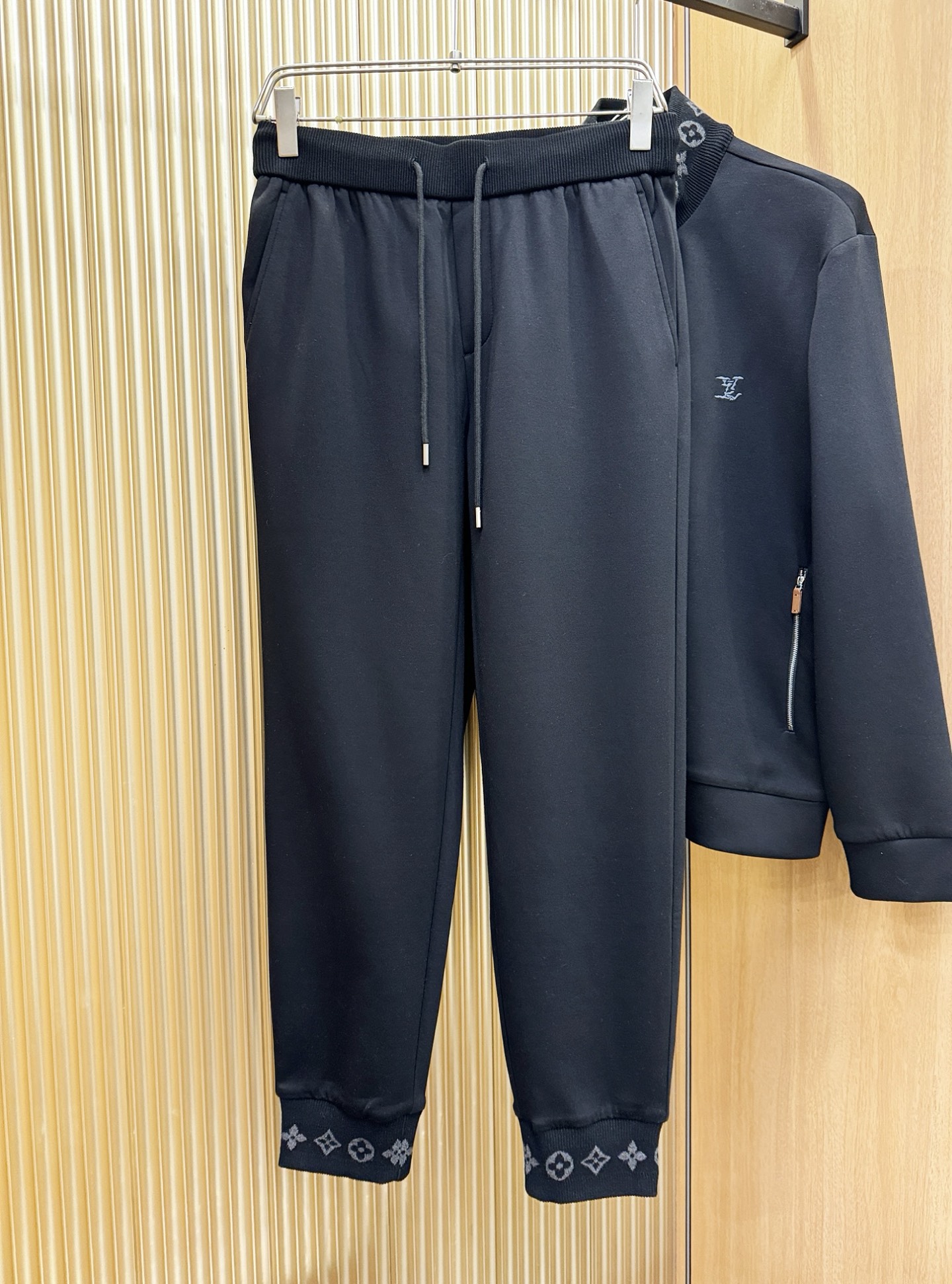 套装LV路易威登2025秋冬新款休闲套装，细节精致高级，高级感满满。定制高端面料，上身挺括有型，舒适不紧