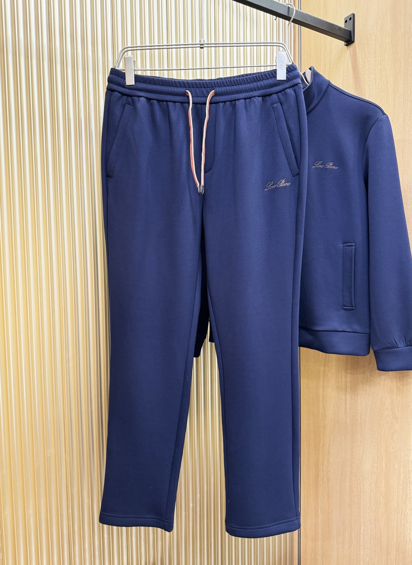 套装Loro Piana诺悠翩雅 2025秋冬新款抓绒套装，内里抓绒保暖，细节精致高级，高级感满满。定制