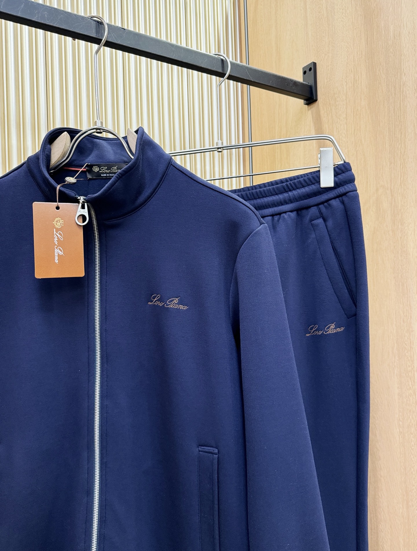 套装Loro Piana诺悠翩雅 2025秋冬新款抓绒套装，内里抓绒保暖，细节精致高级，高级感满满。定制