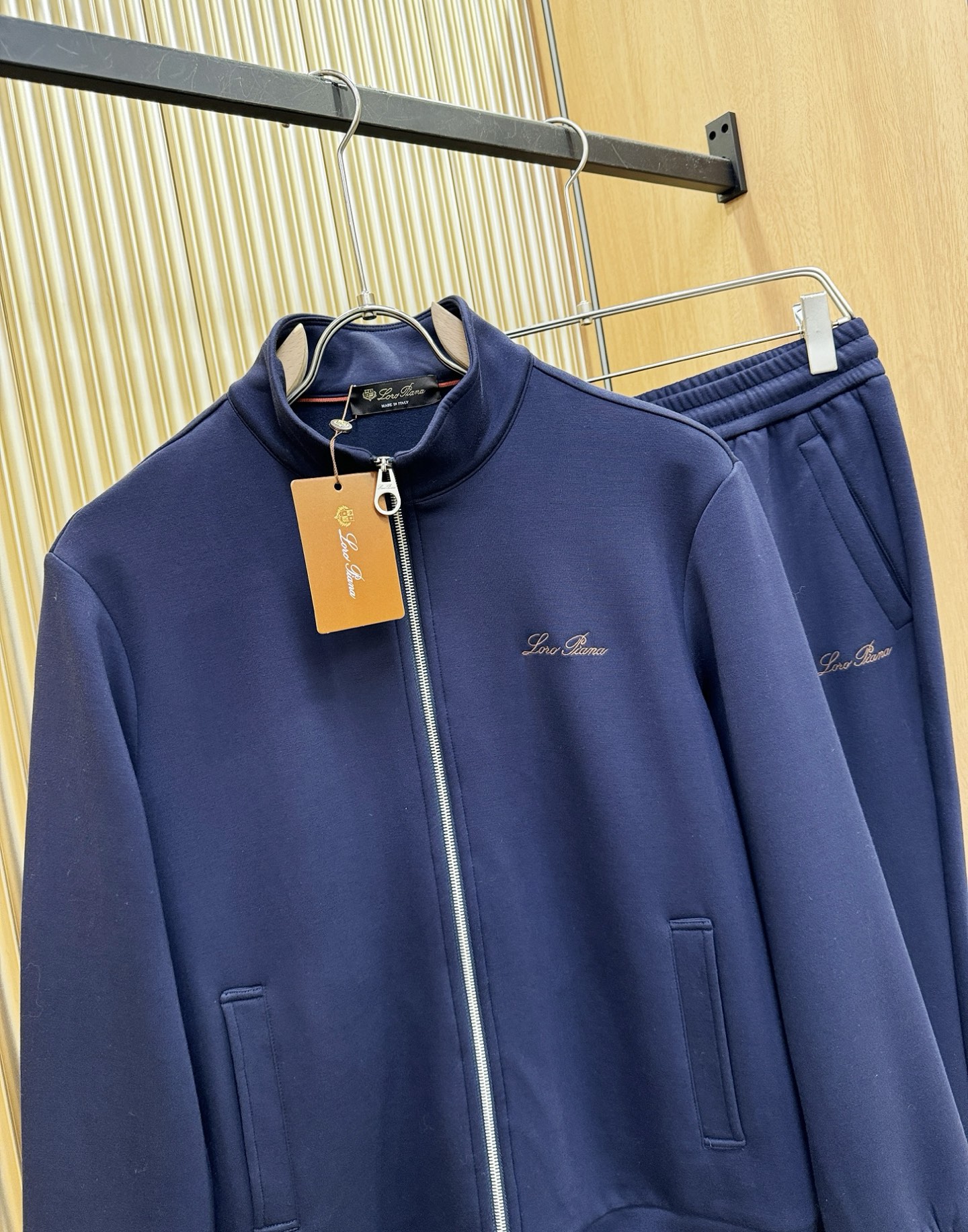 套装Loro Piana诺悠翩雅 2025秋冬新款抓绒套装，内里抓绒保暖，细节精致高级，高级感满满。定制