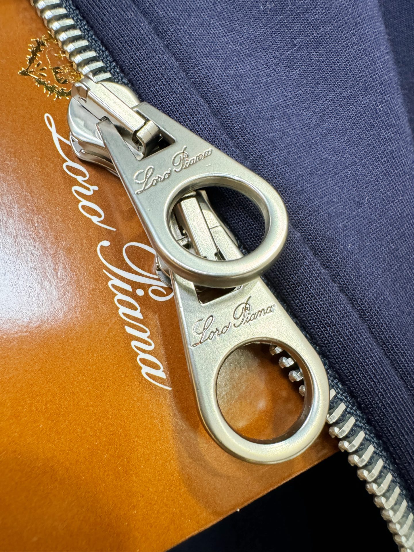 套装Loro Piana诺悠翩雅 2025秋冬新款抓绒套装，内里抓绒保暖，细节精致高级，高级感满满。定制