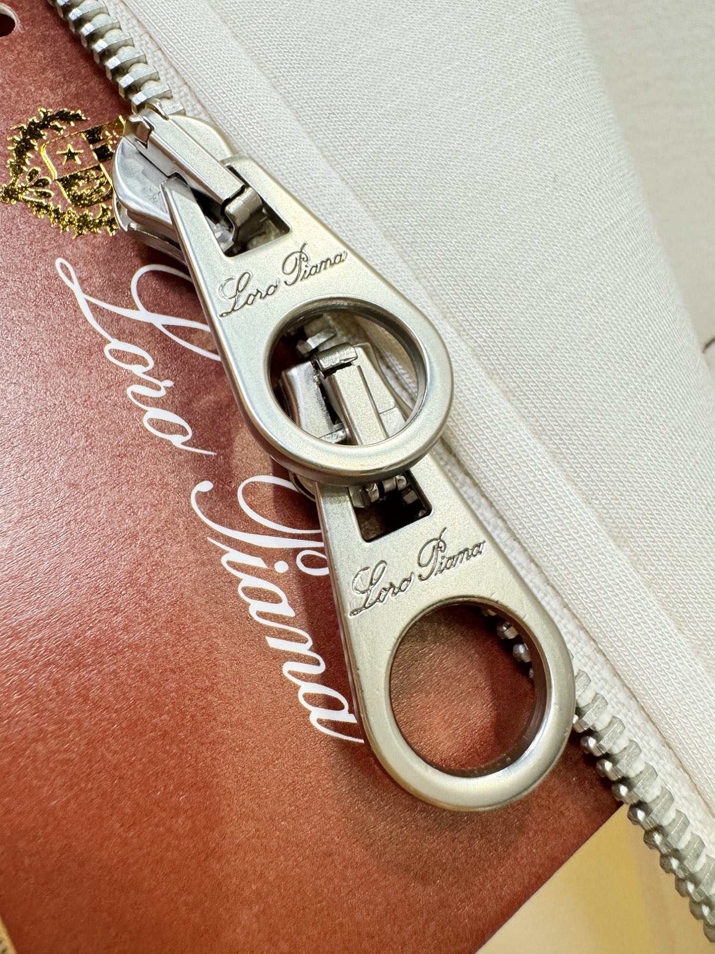 套装Loro Piana诺悠翩雅 2025秋冬新款抓绒套装，内里抓绒保暖，细节精致高级，高级感满满。定制