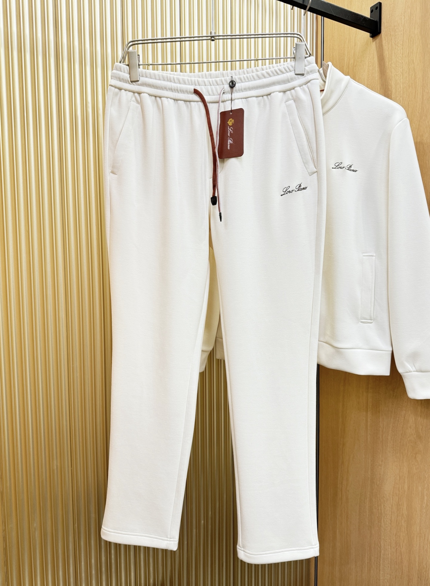 套装Loro Piana诺悠翩雅 2025秋冬新款抓绒套装，内里抓绒保暖，细节精致高级，高级感满满。定制