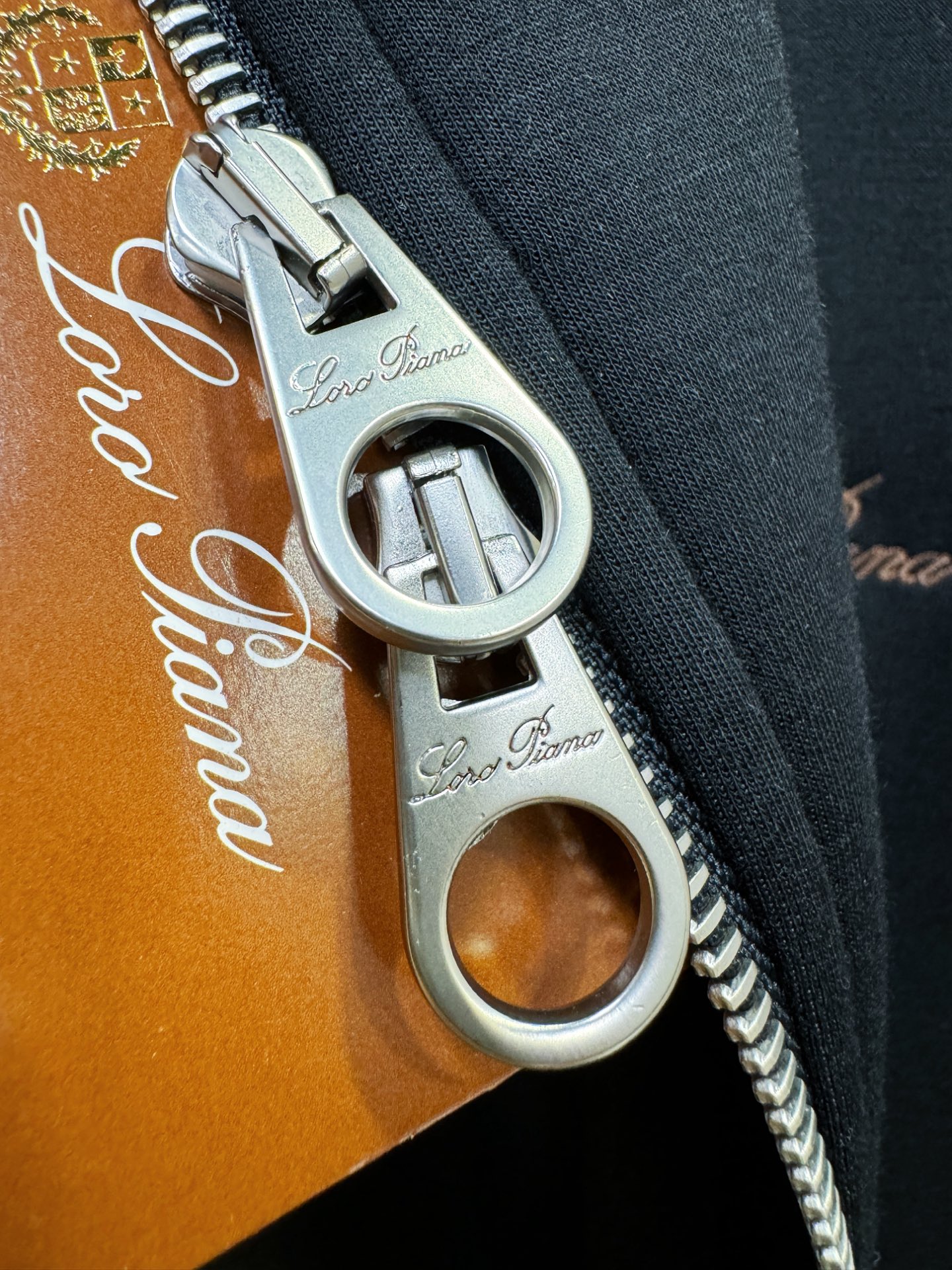 套装Loro Piana诺悠翩雅 2025秋冬新款抓绒套装，内里抓绒保暖，细节精致高级，高级感满满。定制