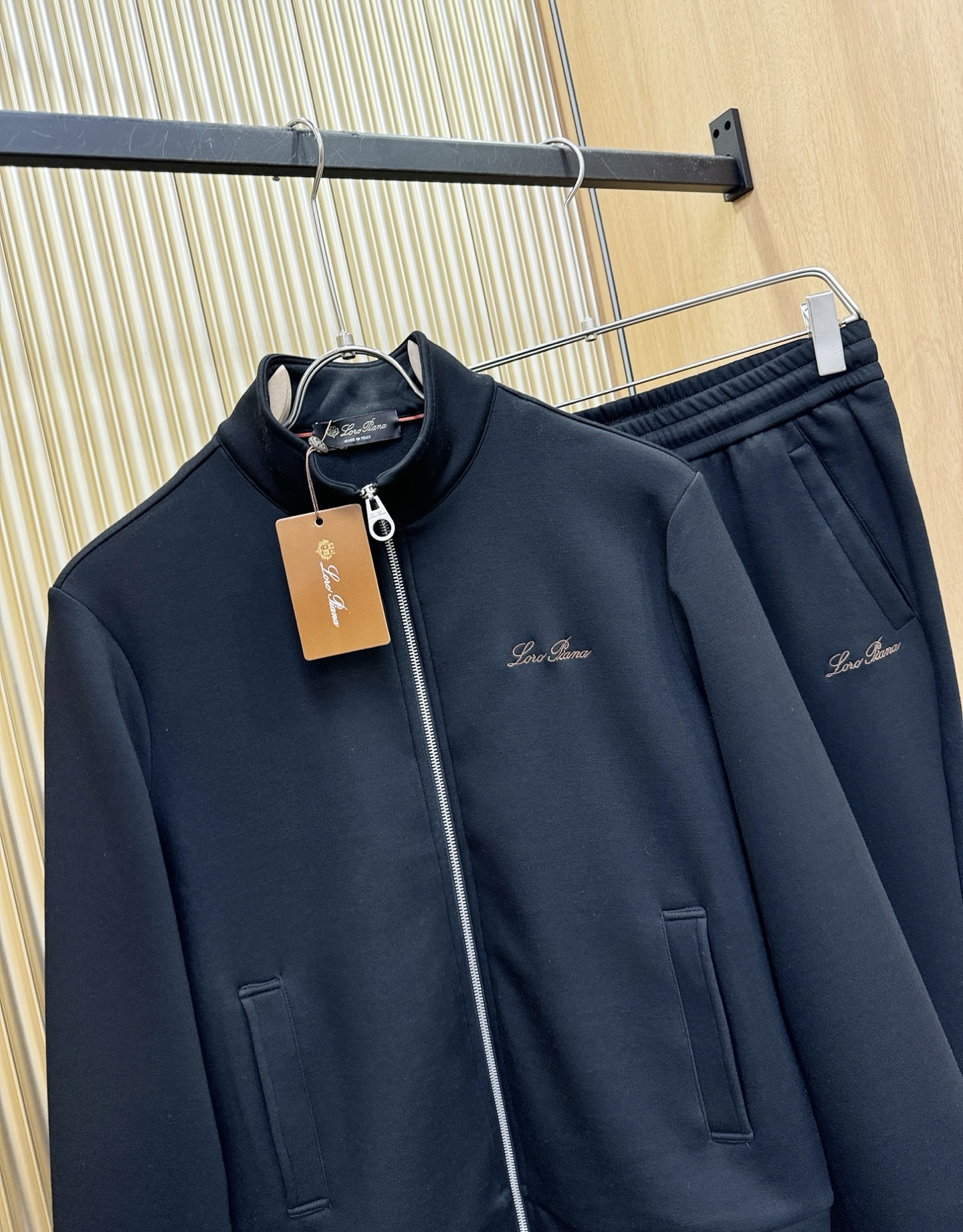 套装Loro Piana诺悠翩雅 2025秋冬新款抓绒套装，内里抓绒保暖，细节精致高级，高级感满满。定制