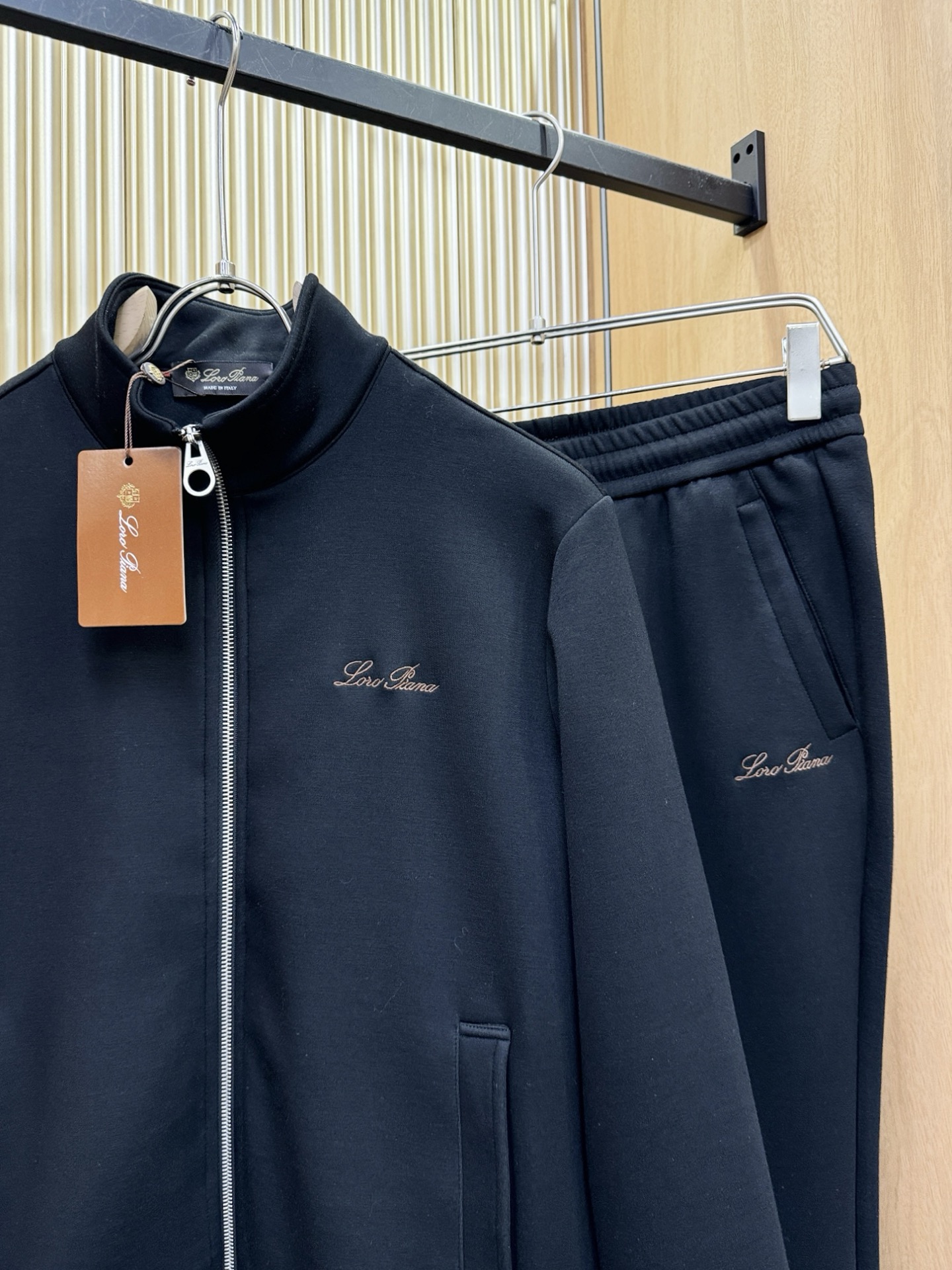 套装Loro Piana诺悠翩雅 2025秋冬新款抓绒套装，内里抓绒保暖，细节精致高级，高级感满满。定制