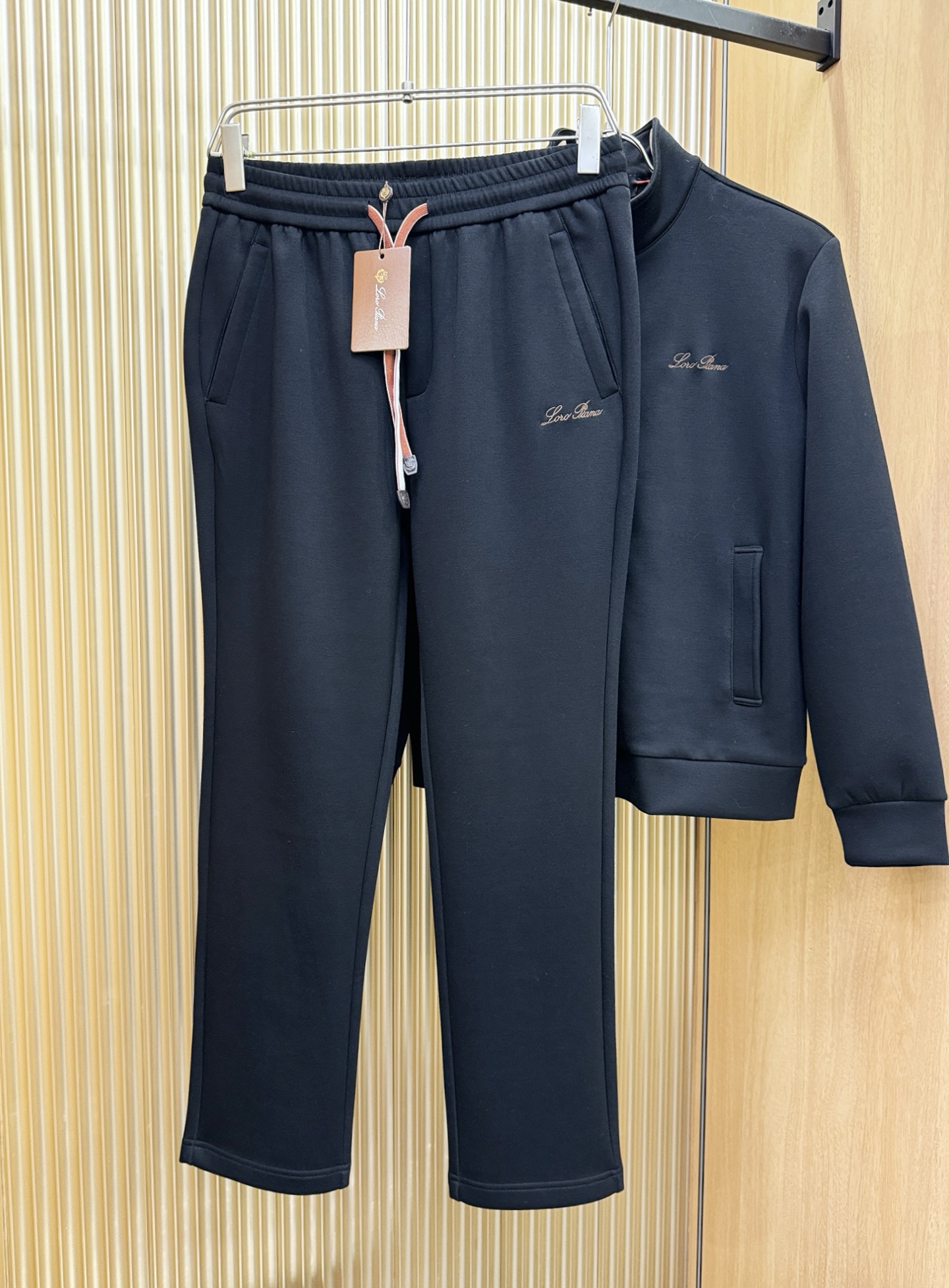 套装Loro Piana诺悠翩雅 2025秋冬新款抓绒套装，内里抓绒保暖，细节精致高级，高级感满满。定制