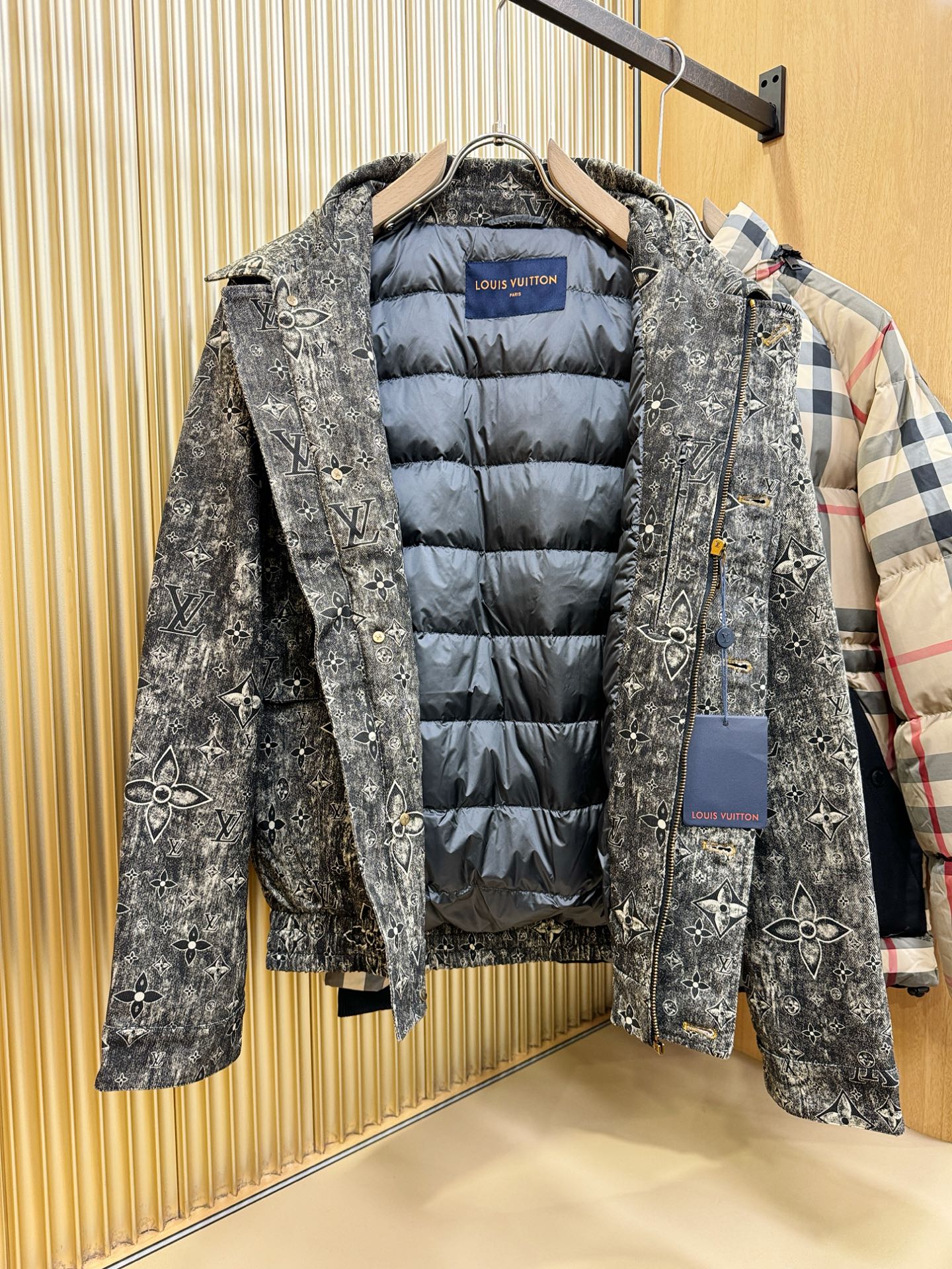 爆款羽绒服 LV路易威登 2025新款羽绒马甲 秀场新品，品相非常完美，专柜高科技防水面料，内里90%白