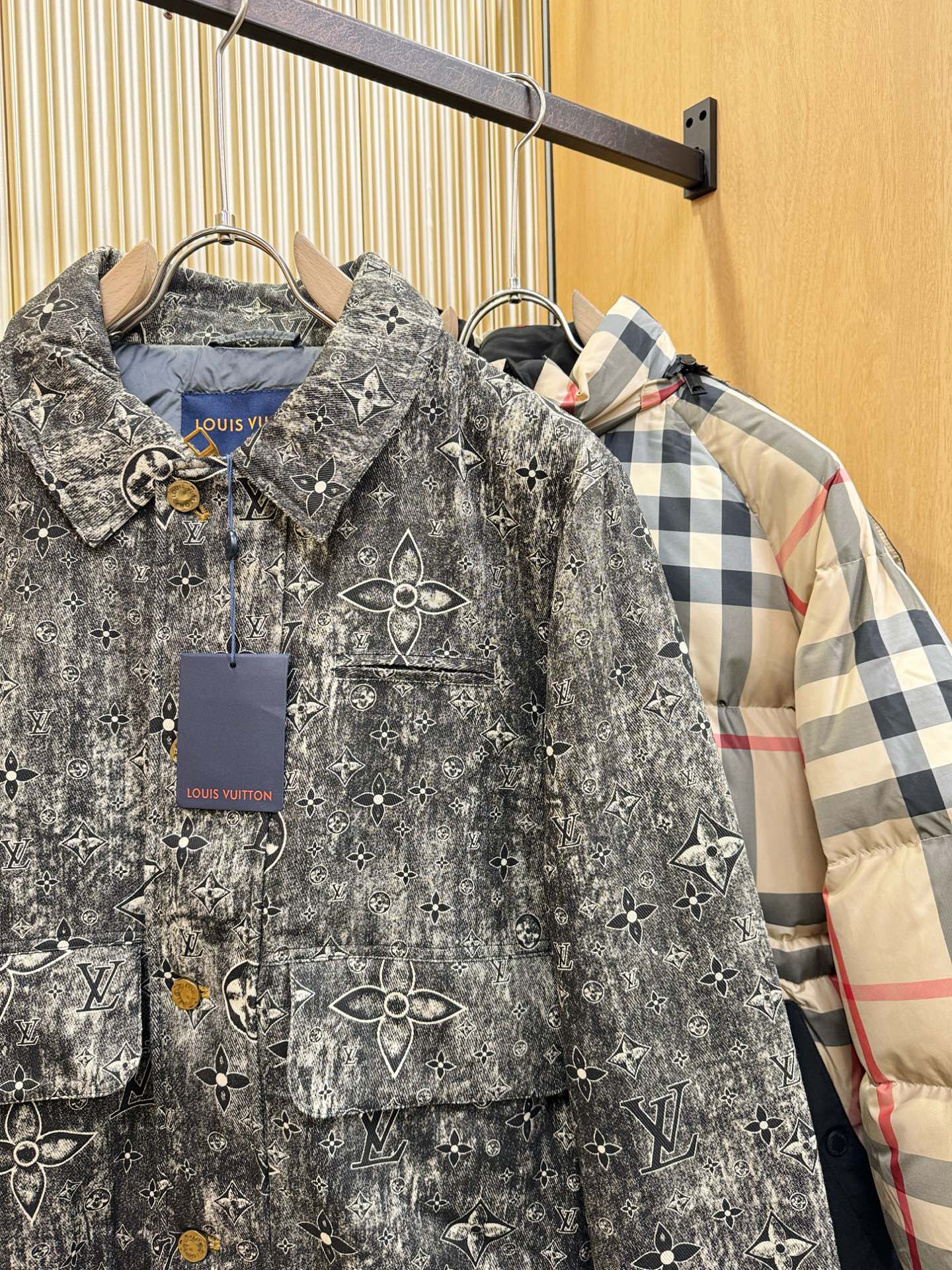 爆款羽绒服 LV路易威登 2025新款羽绒马甲 秀场新品，品相非常完美，专柜高科技防水面料，内里90%白