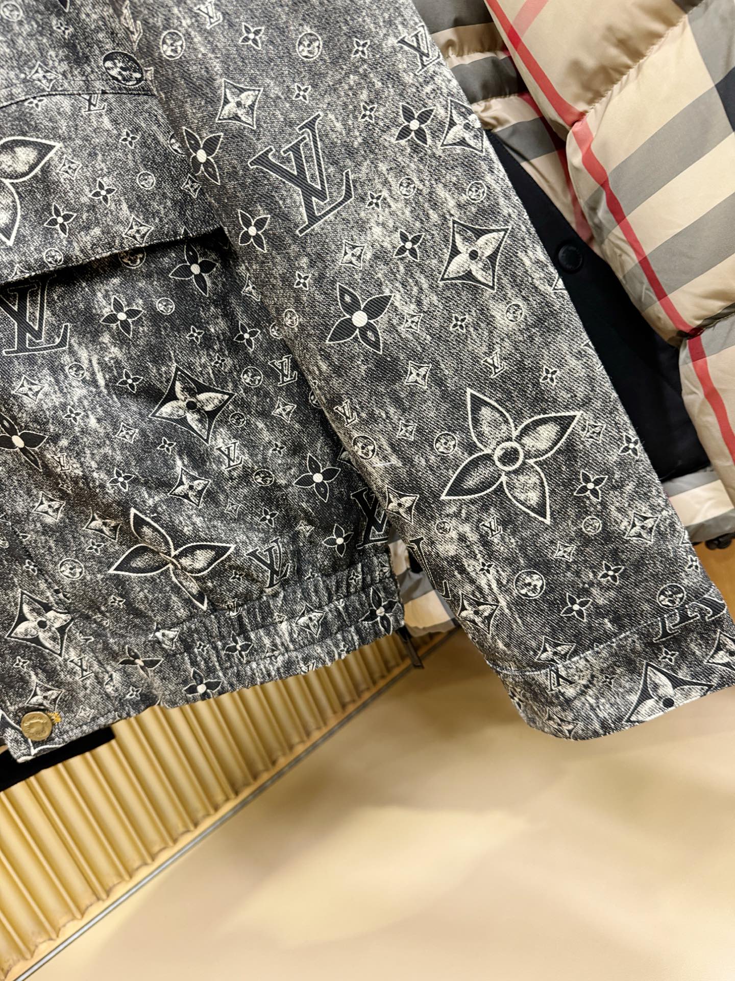 爆款羽绒服 LV路易威登 2025新款羽绒马甲 秀场新品，品相非常完美，专柜高科技防水面料，内里90%白