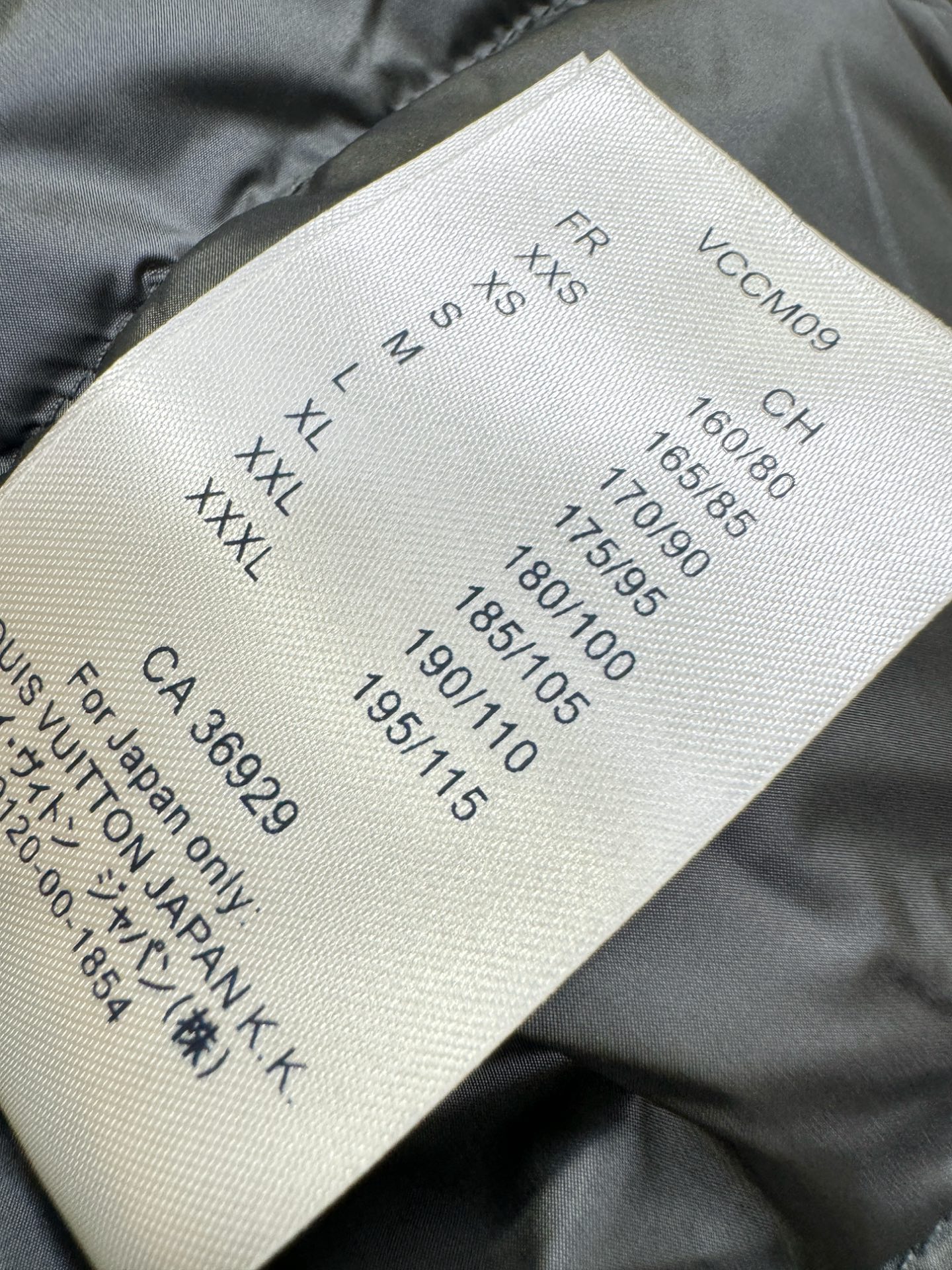 爆款羽绒服 LV路易威登 2025新款羽绒马甲 秀场新品，品相非常完美，专柜高科技防水面料，内里90%白