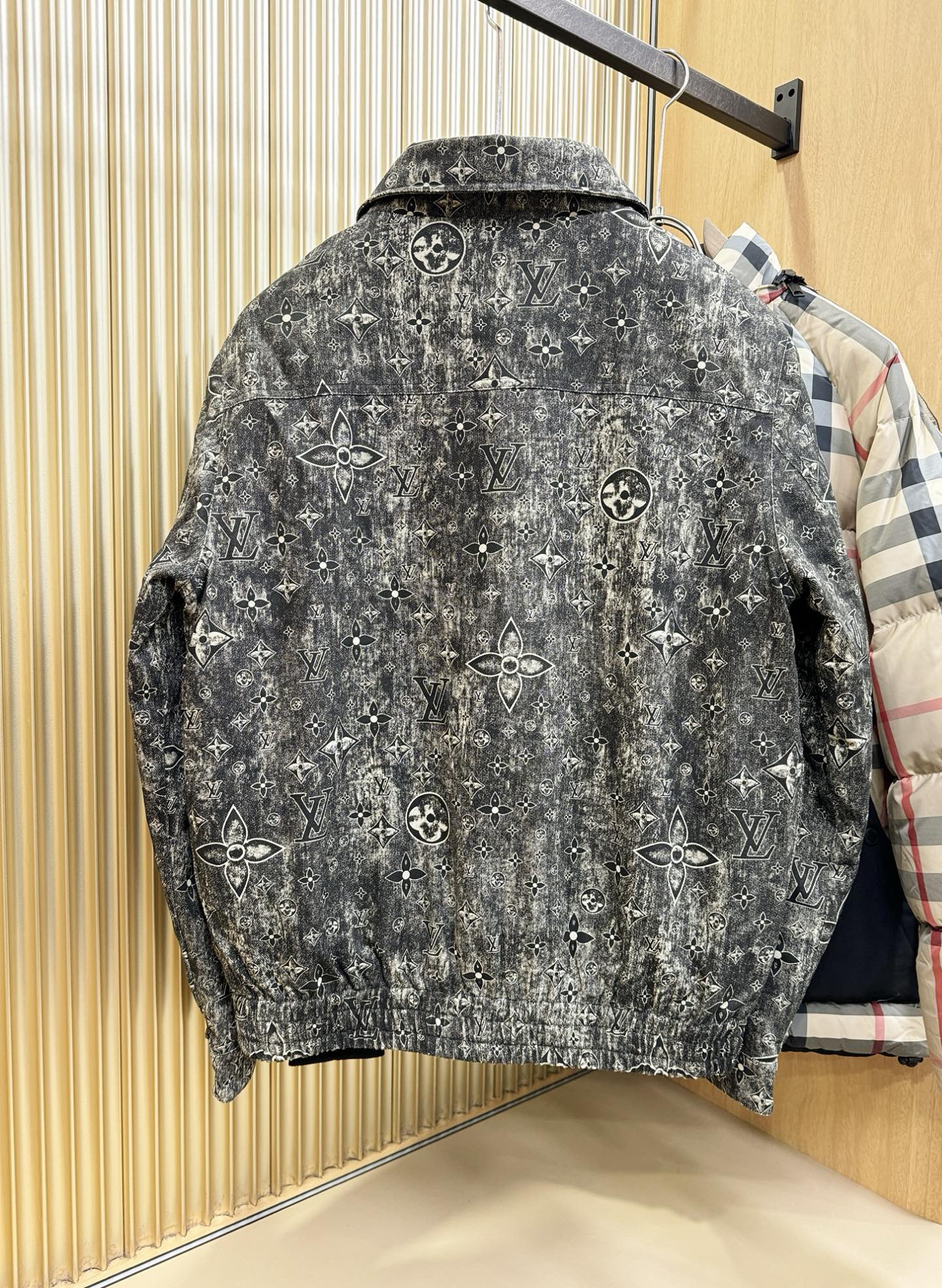 爆款羽绒服 LV路易威登 2025新款羽绒马甲 秀场新品，品相非常完美，专柜高科技防水面料，内里90%白