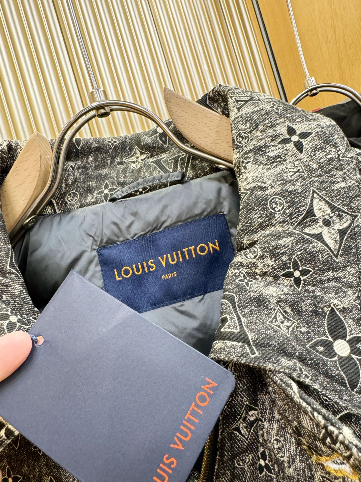 爆款羽绒服 LV路易威登 2025新款羽绒马甲 秀场新品，品相非常完美，专柜高科技防水面料，内里90%白