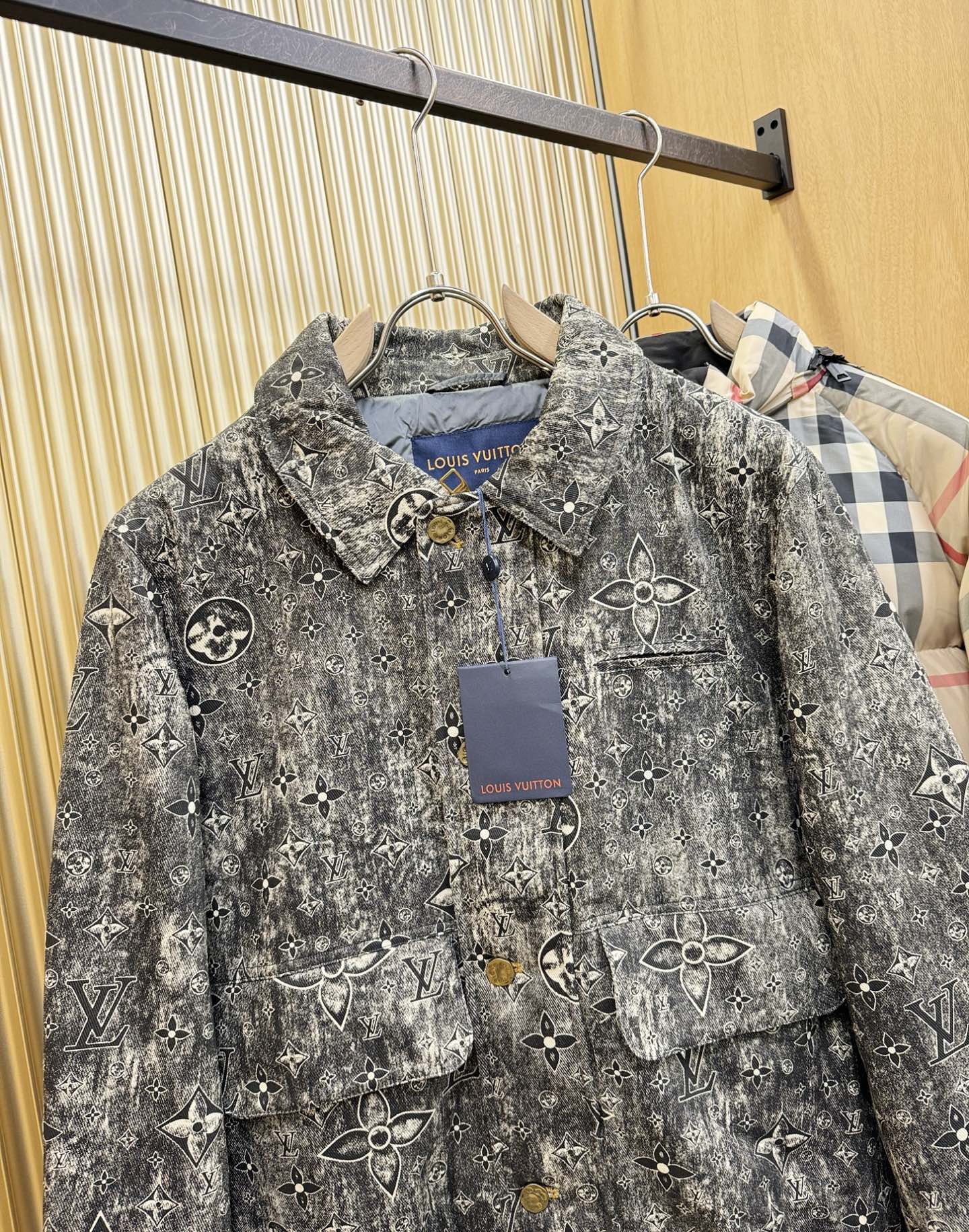 爆款羽绒服 LV路易威登 2025新款羽绒马甲 秀场新品，品相非常完美，专柜高科技防水面料，内里90%白