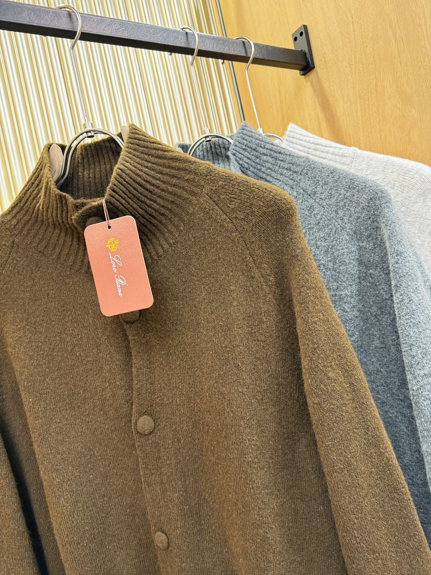 Loro Piana诺悠翩雅 2025秋冬新款毛衣开衫，手感柔软。 logo图案设计，贸易公司渠道稀出，