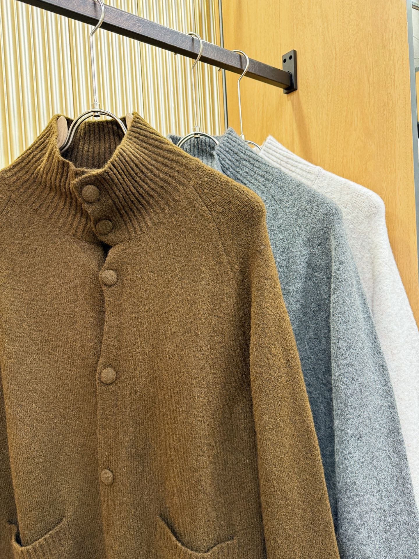 Loro Piana诺悠翩雅 2025秋冬新款毛衣开衫，手感柔软。 logo图案设计，贸易公司渠道稀出，