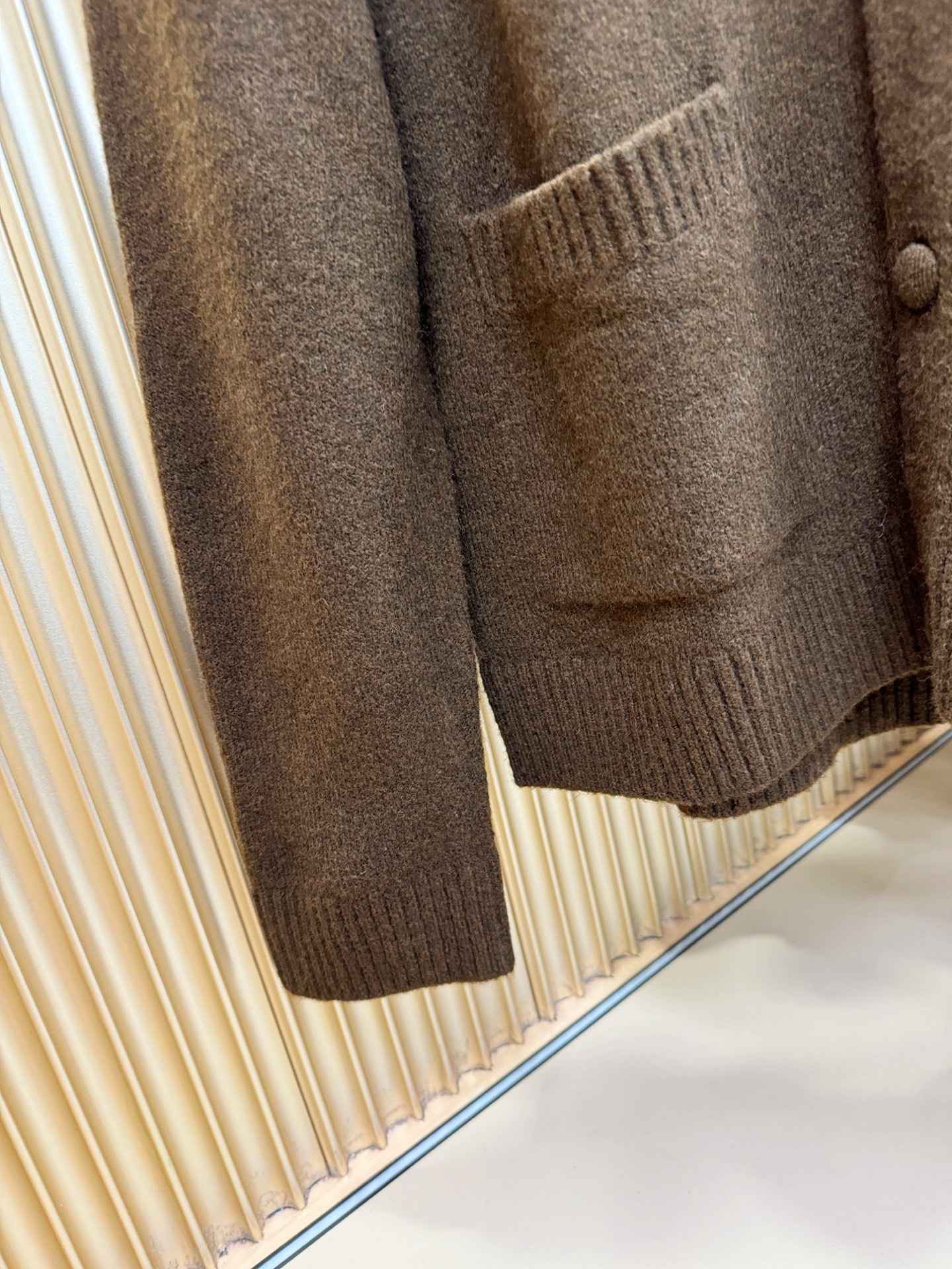 Loro Piana诺悠翩雅 2025秋冬新款毛衣开衫，手感柔软。 logo图案设计，贸易公司渠道稀出，