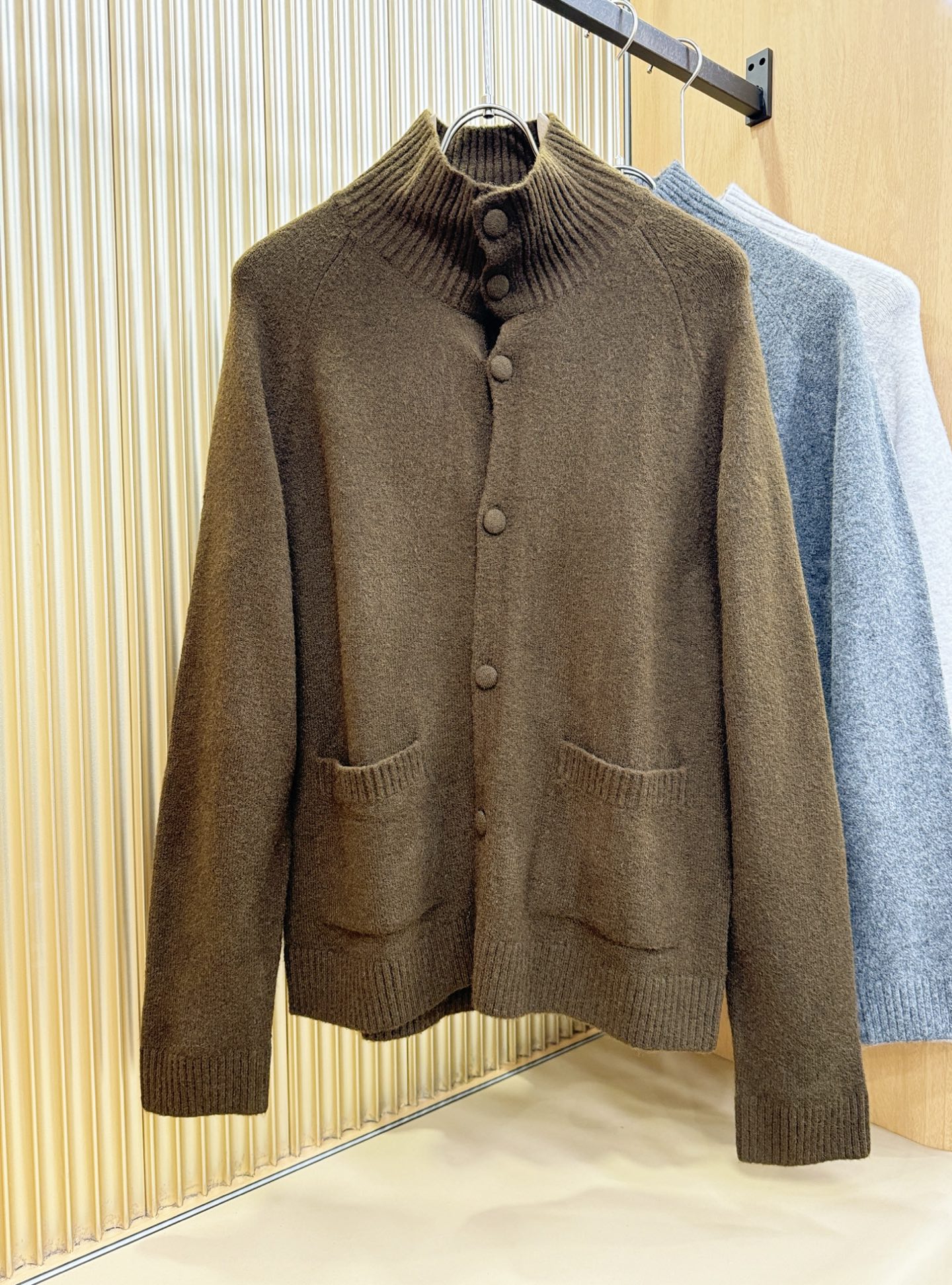 Loro Piana诺悠翩雅 2025秋冬新款毛衣开衫，手感柔软。 logo图案设计，贸易公司渠道稀出，