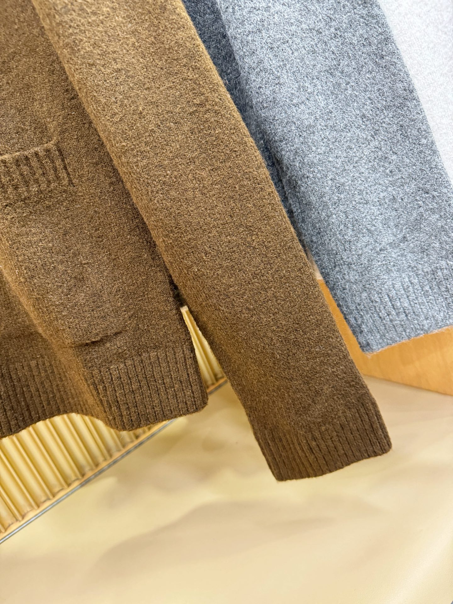 Loro Piana诺悠翩雅 2025秋冬新款毛衣开衫，手感柔软。 logo图案设计，贸易公司渠道稀出，