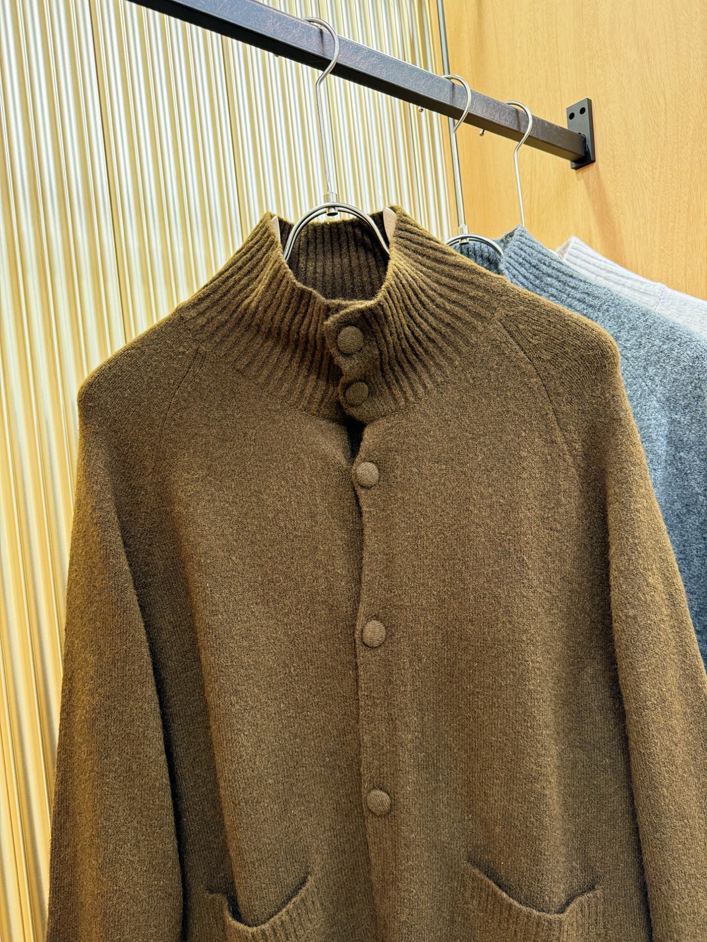 Loro Piana诺悠翩雅 2025秋冬新款毛衣开衫，手感柔软。 logo图案设计，贸易公司渠道稀出，