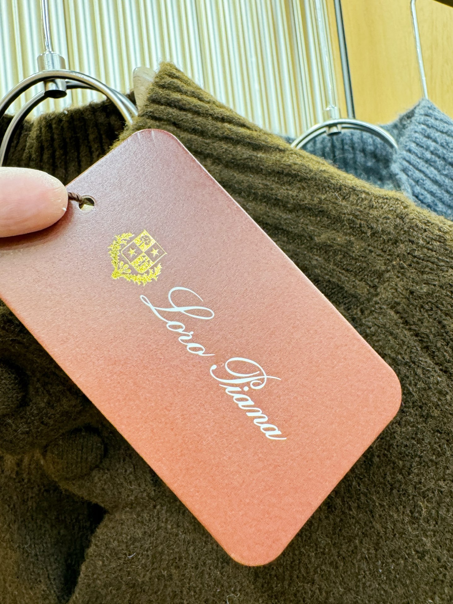 Loro Piana诺悠翩雅 2025秋冬新款毛衣开衫，手感柔软。 logo图案设计，贸易公司渠道稀出，