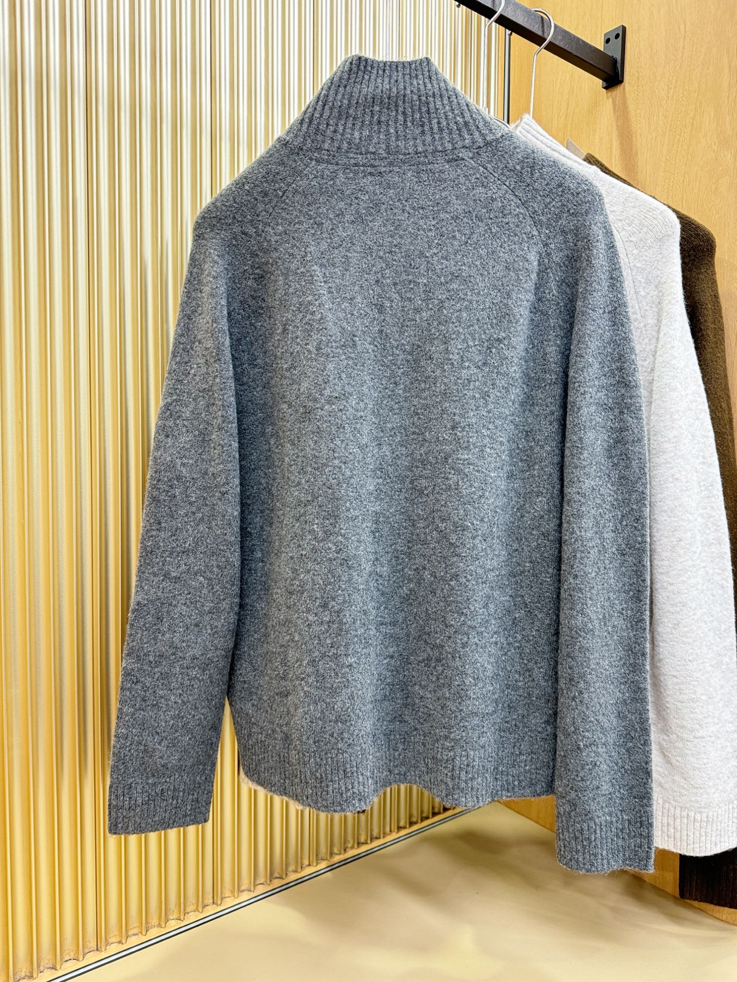 Loro Piana诺悠翩雅 2025秋冬新款毛衣开衫，手感柔软。 logo图案设计，贸易公司渠道稀出，