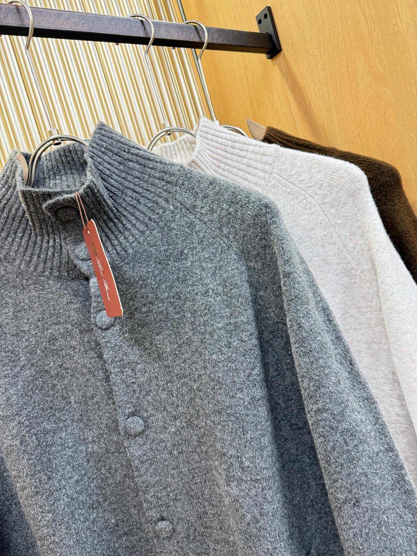 Loro Piana诺悠翩雅 2025秋冬新款毛衣开衫，手感柔软。 logo图案设计，贸易公司渠道稀出，