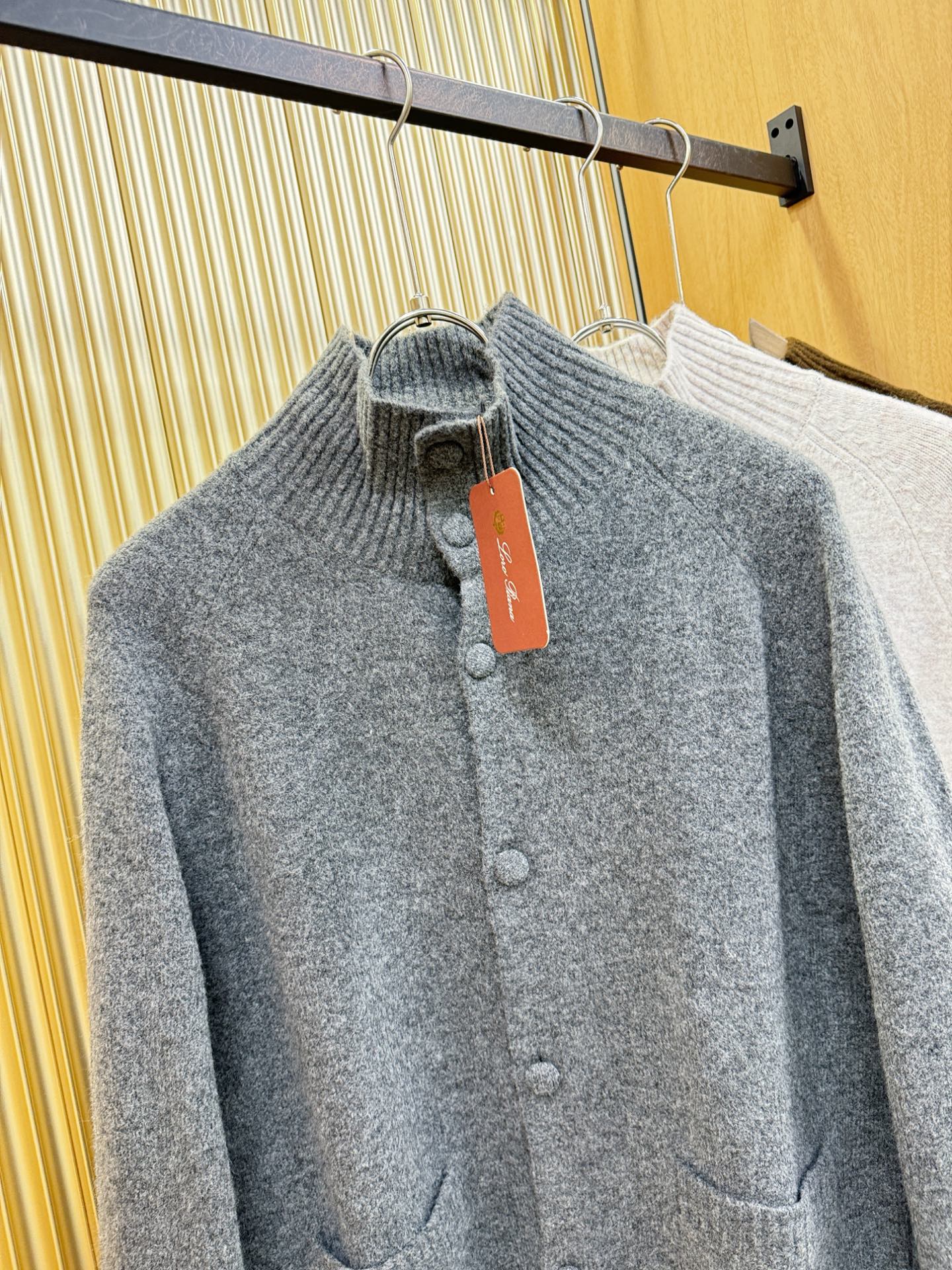 Loro Piana诺悠翩雅 2025秋冬新款毛衣开衫，手感柔软。 logo图案设计，贸易公司渠道稀出，