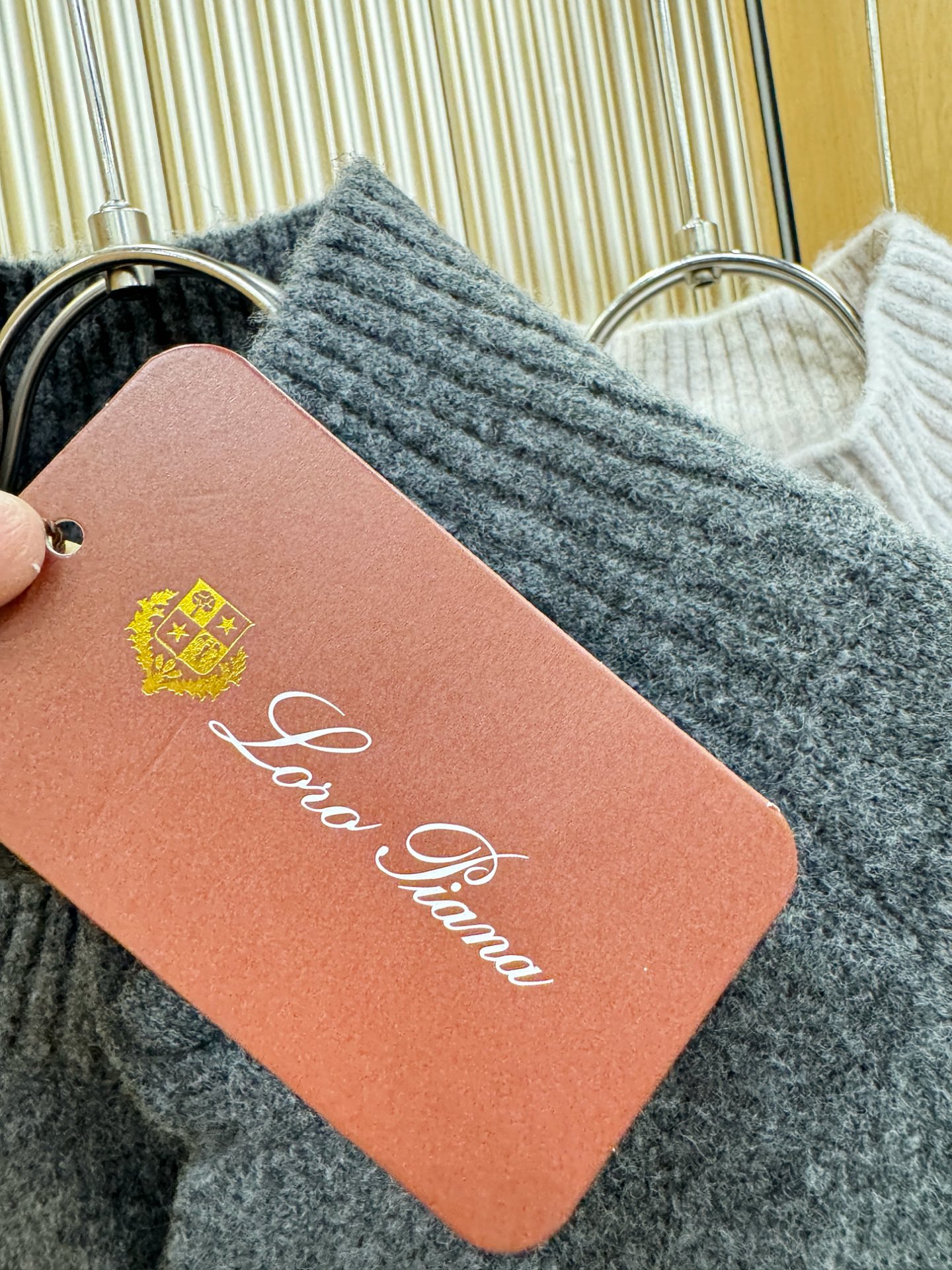 Loro Piana诺悠翩雅 2025秋冬新款毛衣开衫，手感柔软。 logo图案设计，贸易公司渠道稀出，