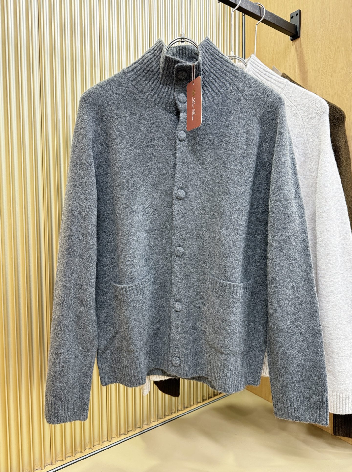 Loro Piana诺悠翩雅 2025秋冬新款毛衣开衫，手感柔软。 logo图案设计，贸易公司渠道稀出，