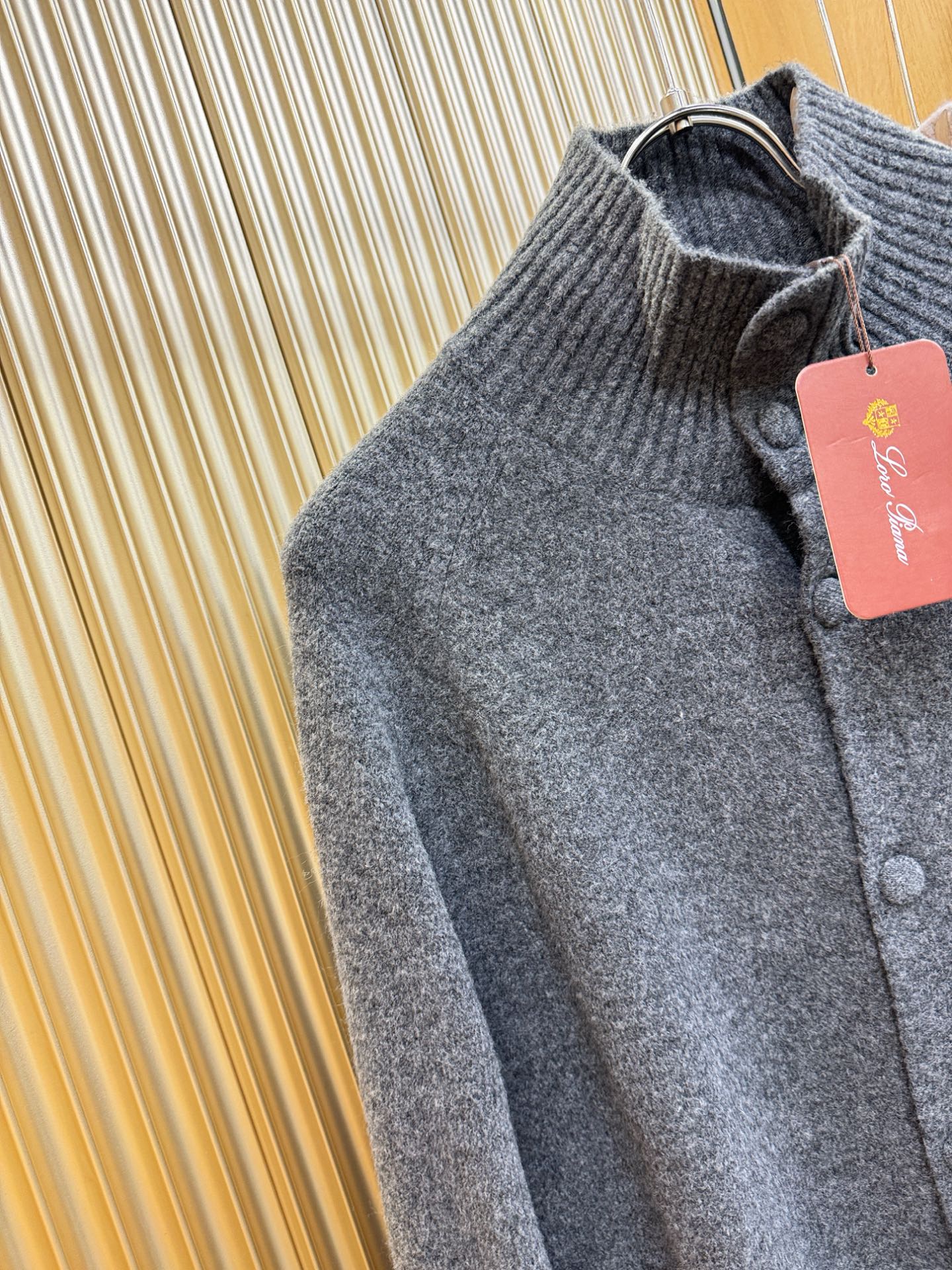 Loro Piana诺悠翩雅 2025秋冬新款毛衣开衫，手感柔软。 logo图案设计，贸易公司渠道稀出，