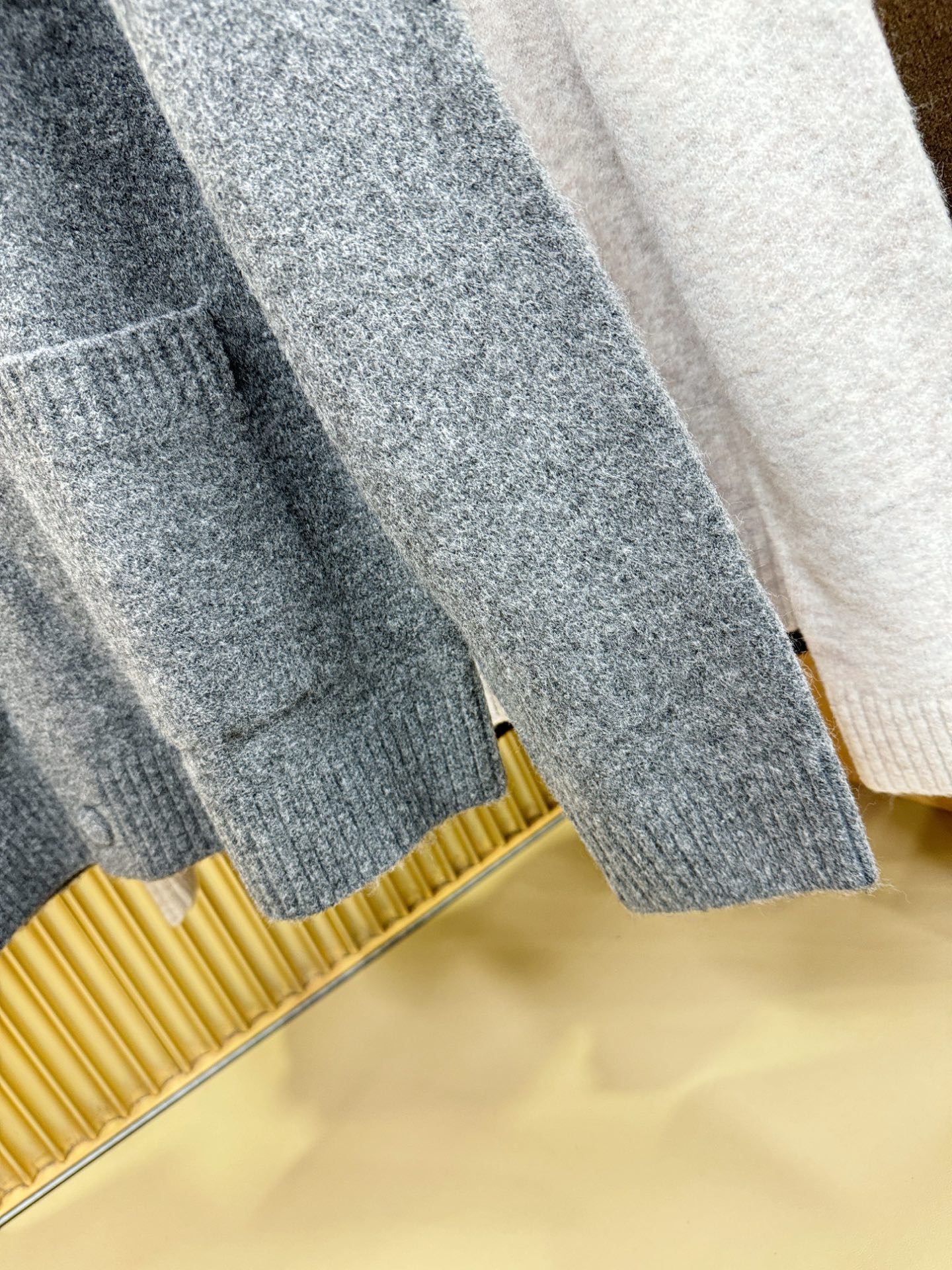 Loro Piana诺悠翩雅 2025秋冬新款毛衣开衫，手感柔软。 logo图案设计，贸易公司渠道稀出，